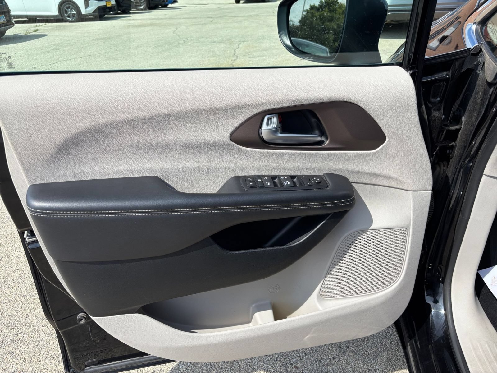 Thumbnail: 2024 Chrysler Voyager - 18