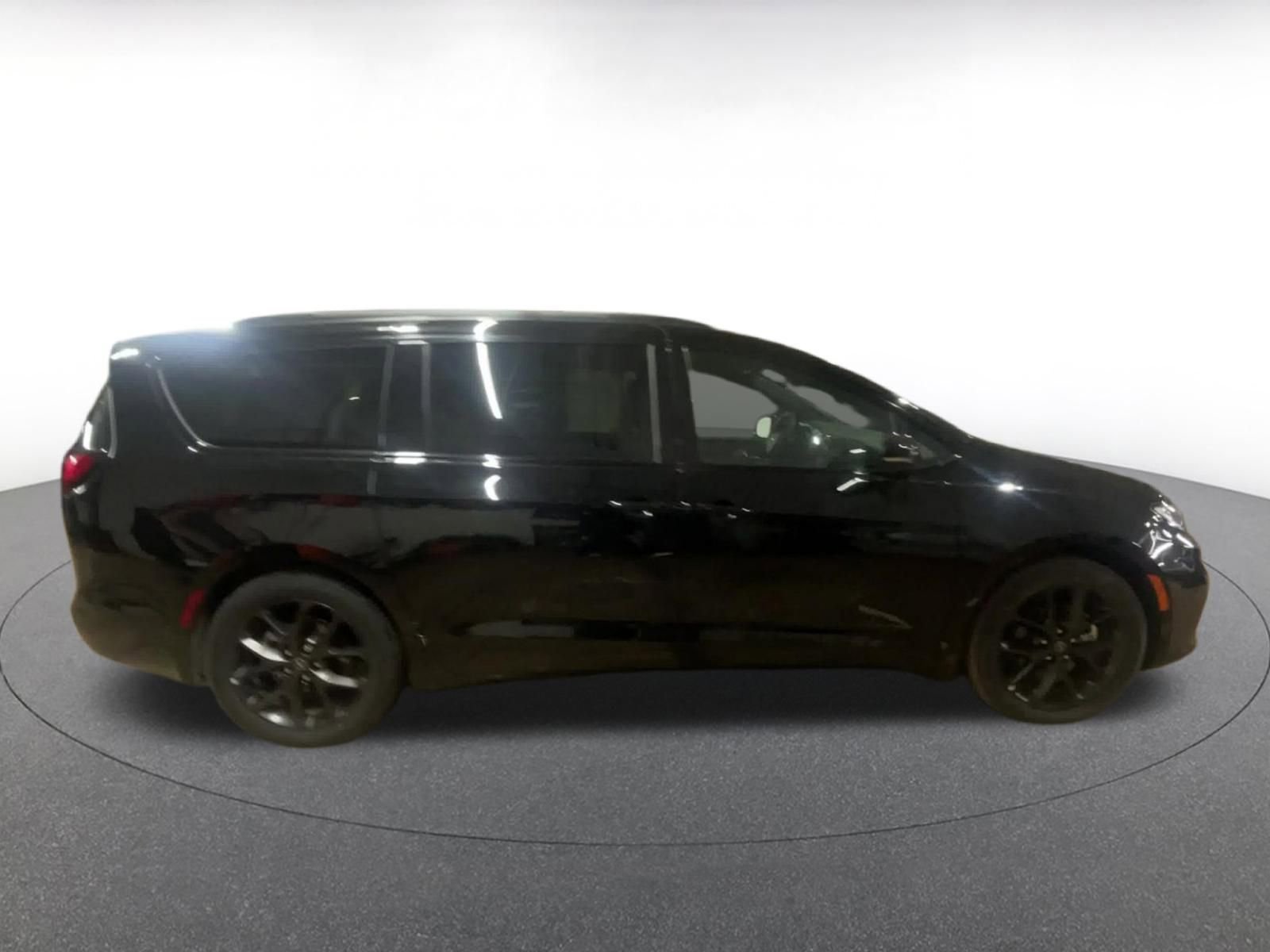 Thumbnail: 2025 Chrysler Pacifica - 16