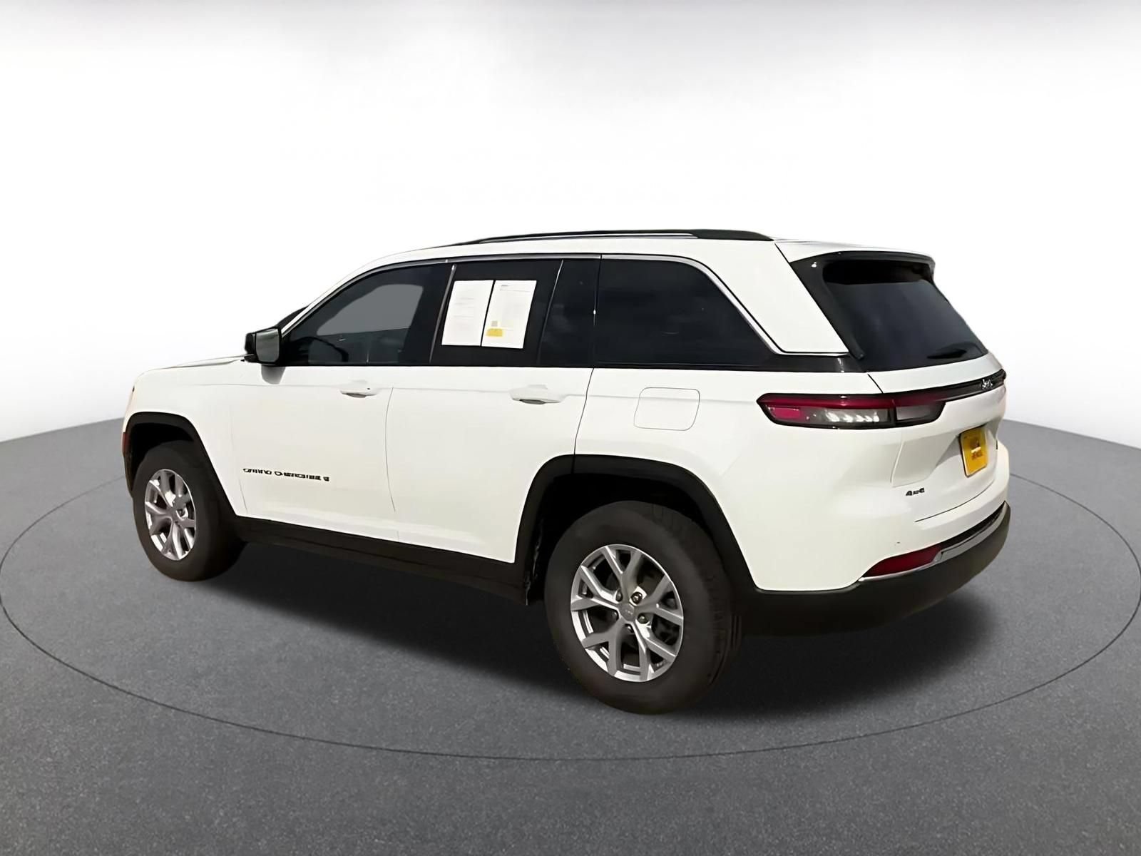Thumbnail: 2022 Jeep Grand Cherokee - 9