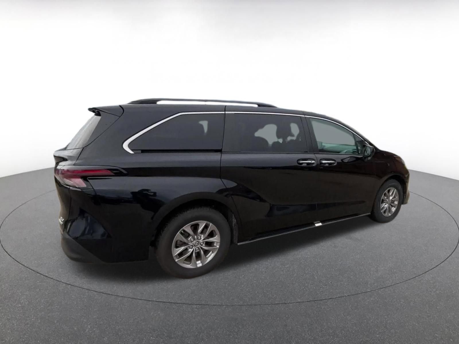 Thumbnail: 2024 Toyota Sienna - 15