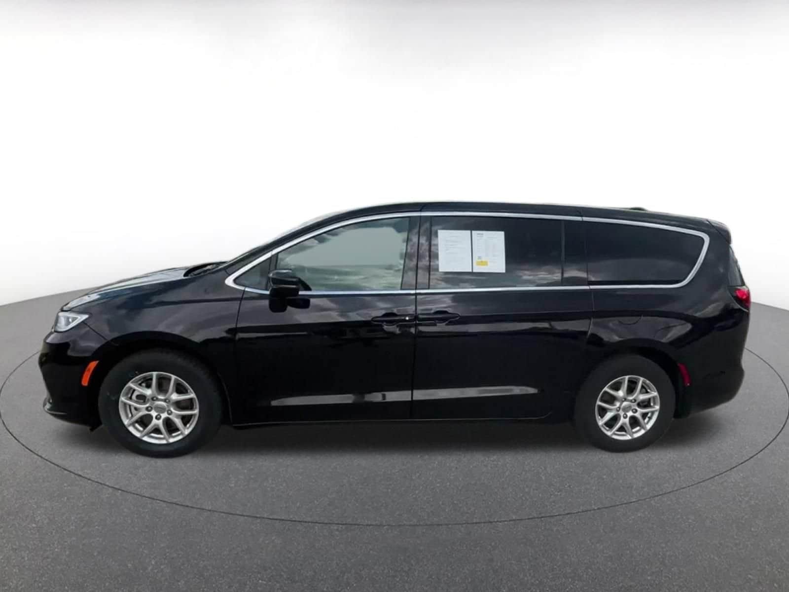 Thumbnail: 2025 Chrysler Pacifica - 8