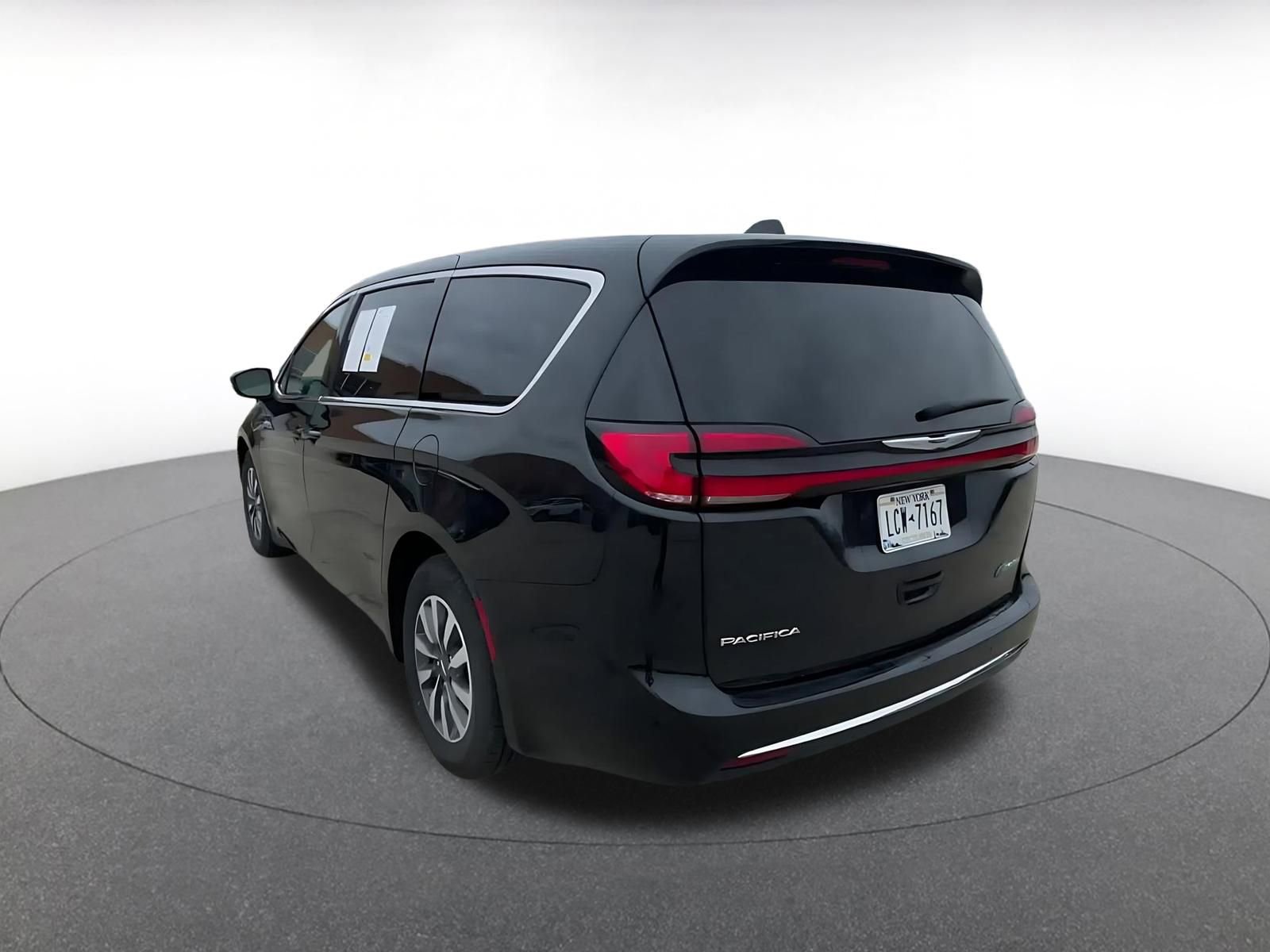 Thumbnail: 2023 Chrysler Pacifica - 11