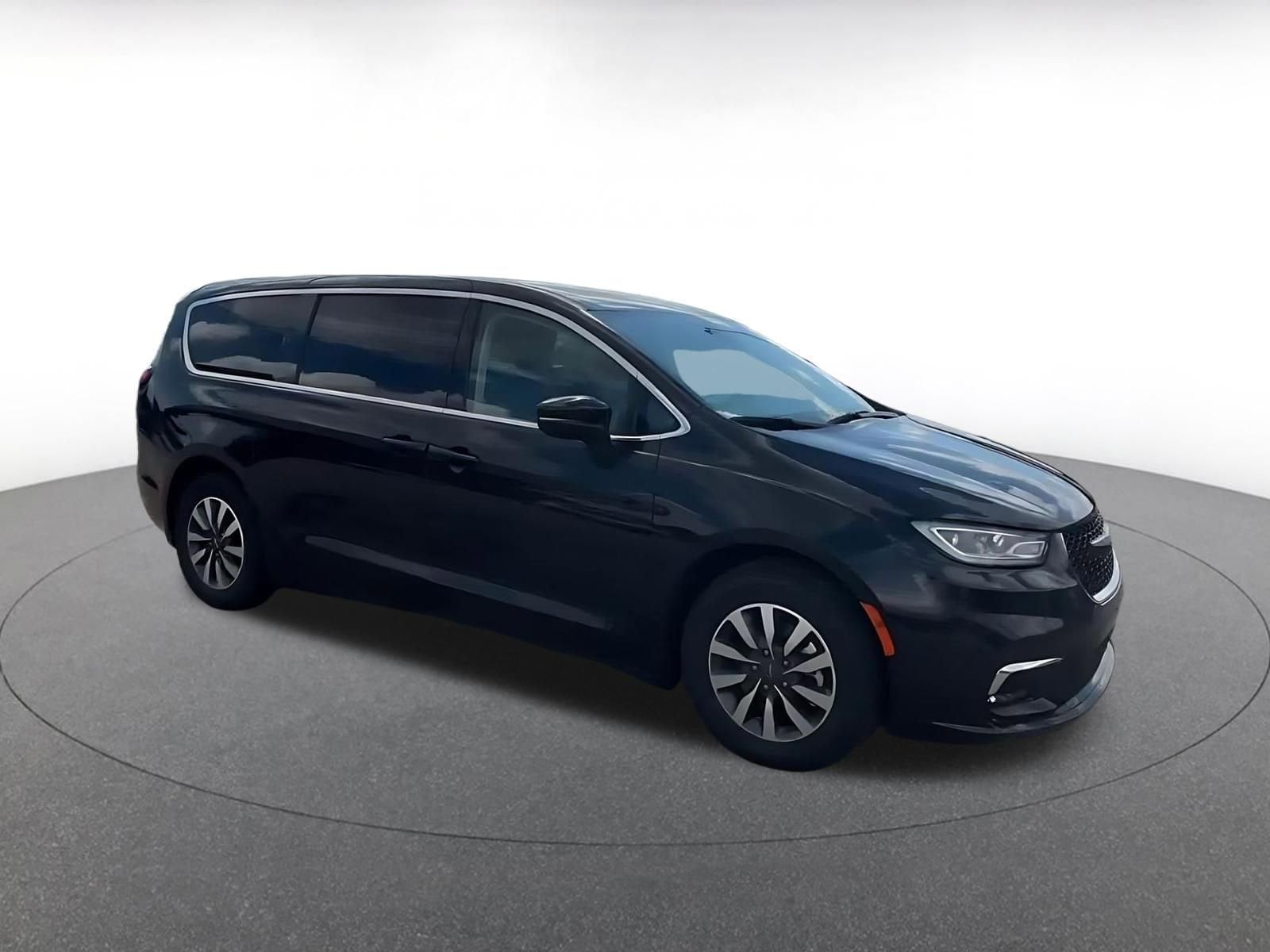 Thumbnail: 2023 Chrysler Pacifica - 2