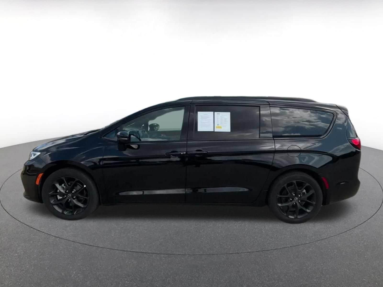 Thumbnail: 2025 Chrysler Pacifica - 9