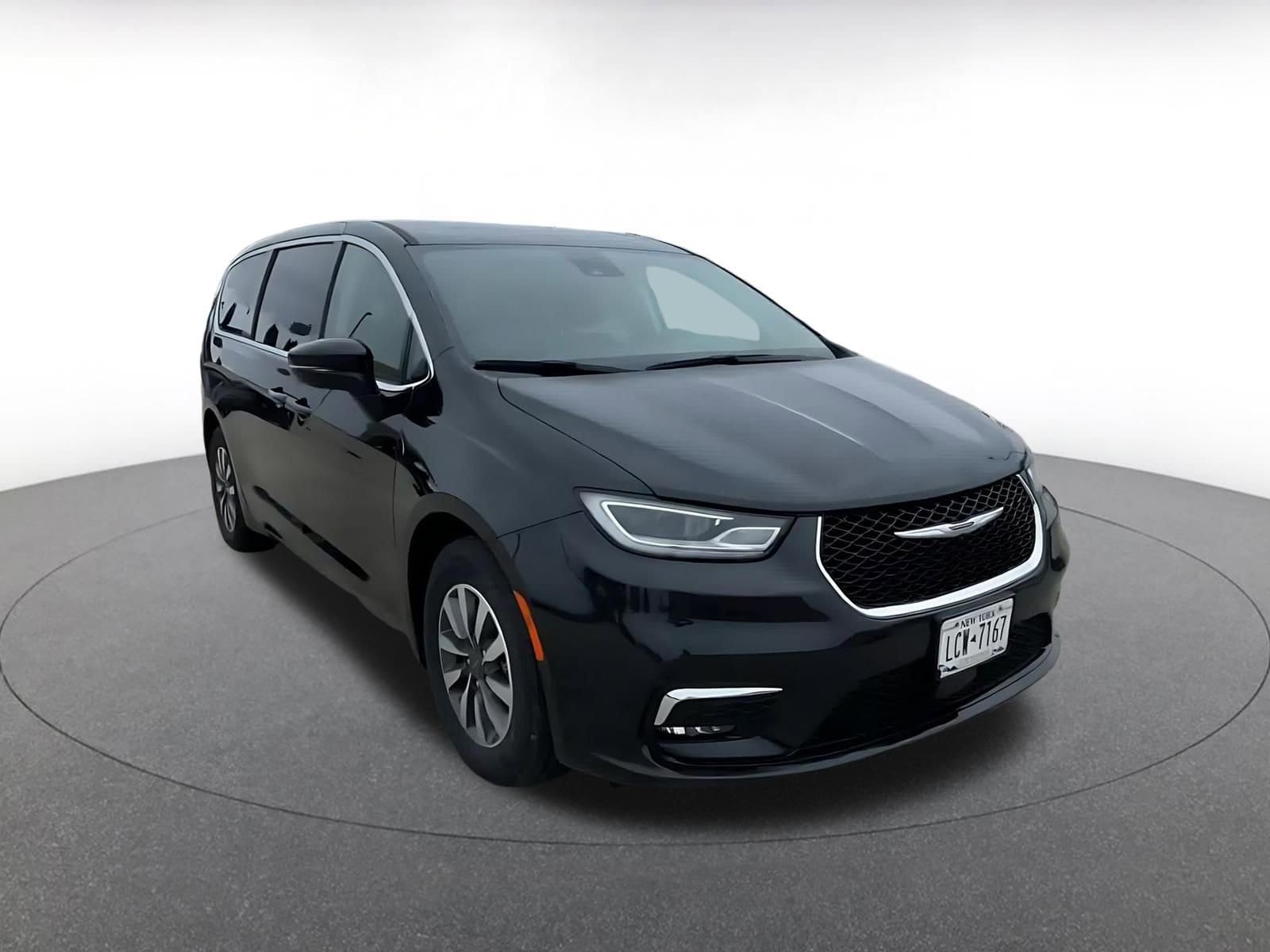 Thumbnail: 2023 Chrysler Pacifica - 3