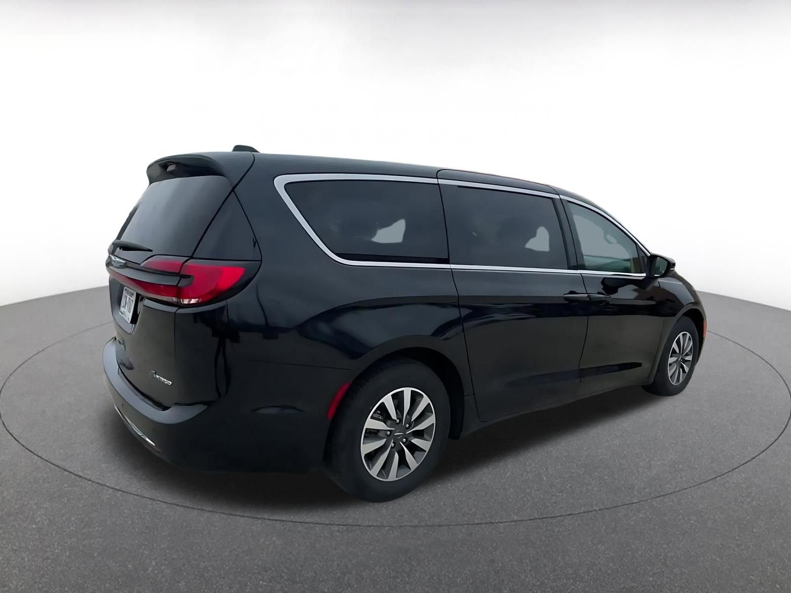 Thumbnail: 2023 Chrysler Pacifica - 15