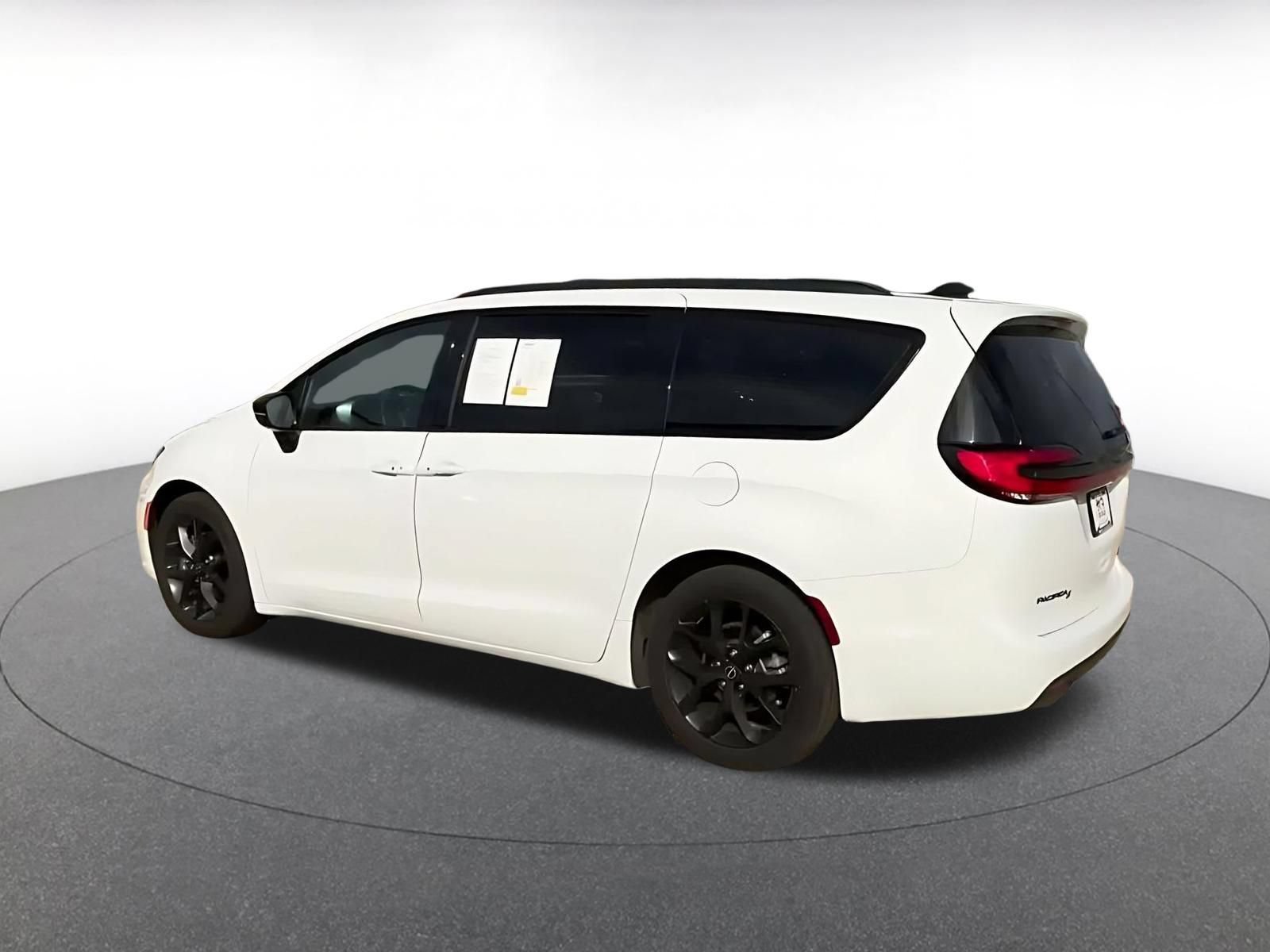 Thumbnail: 2025 Chrysler Pacifica - 9