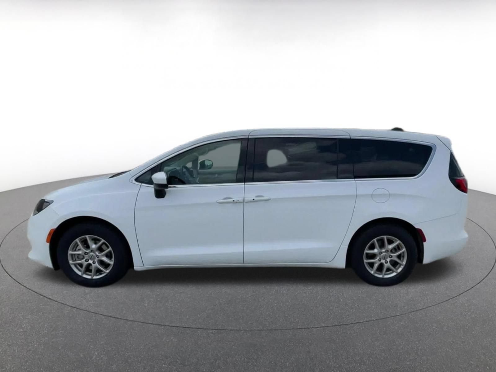 Thumbnail: 2022 Chrysler Voyager - 9
