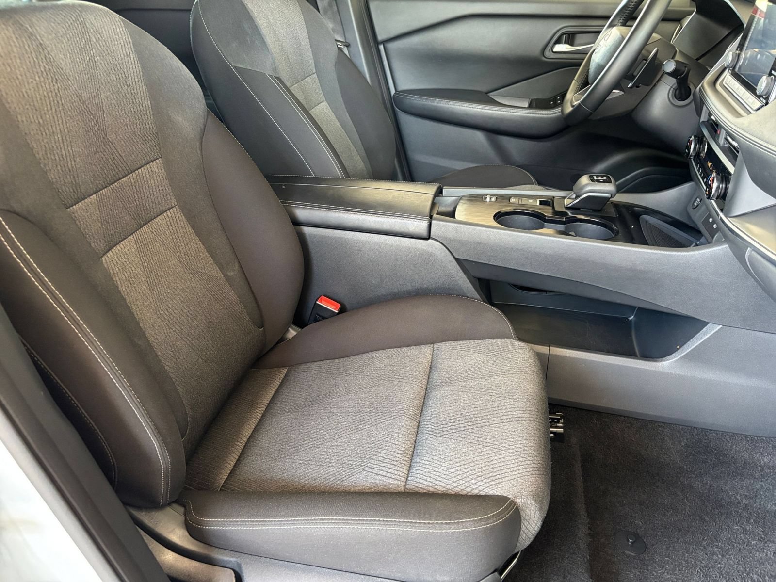 2025 Nissan Rogue SV - Photo 37