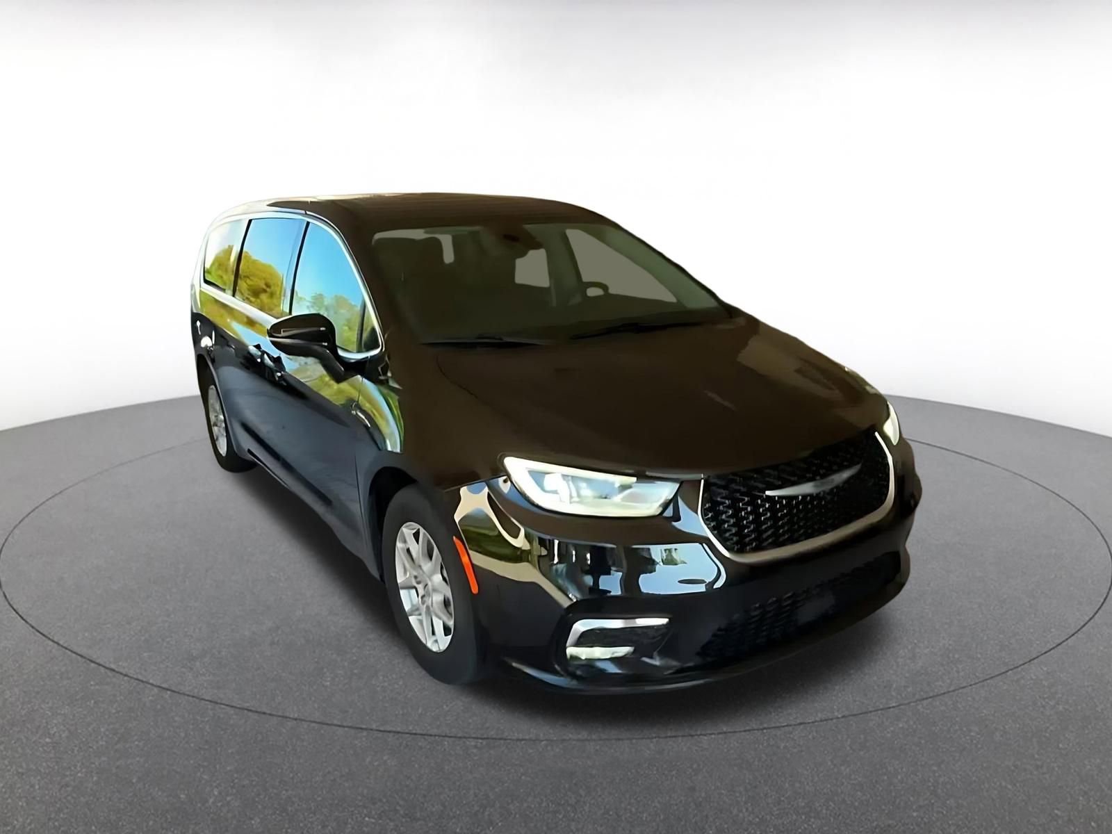 Thumbnail: 2024 Chrysler Pacifica - 3