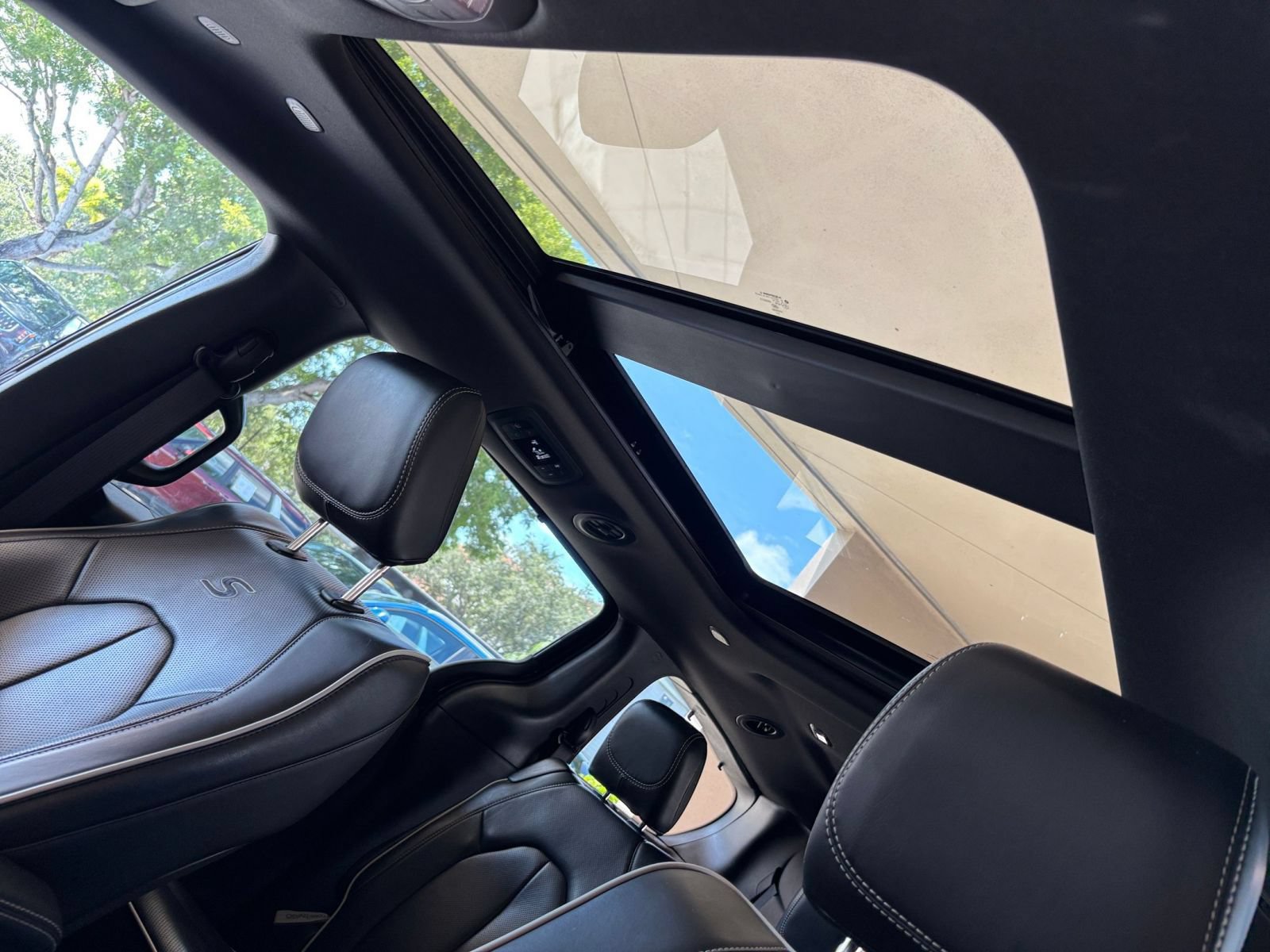 Thumbnail: 2025 Chrysler Pacifica - 32
