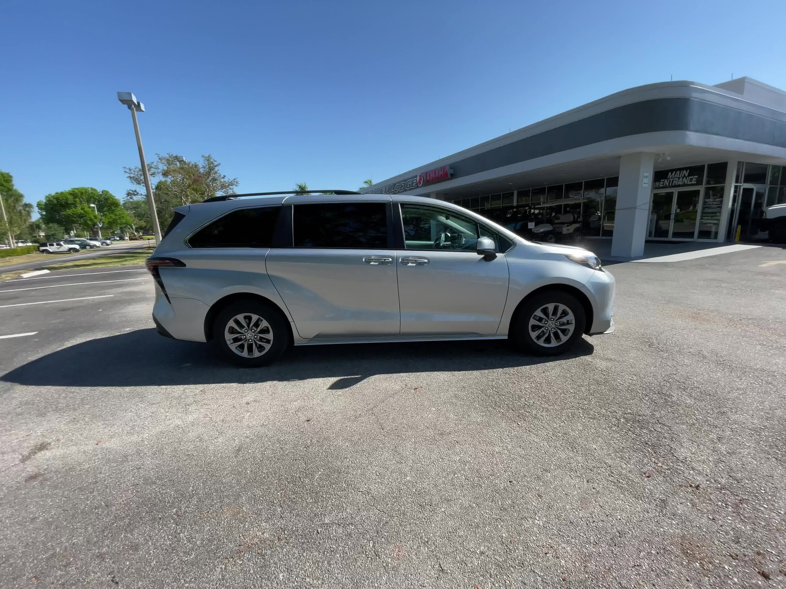 2023 Toyota Sienna XLE 13