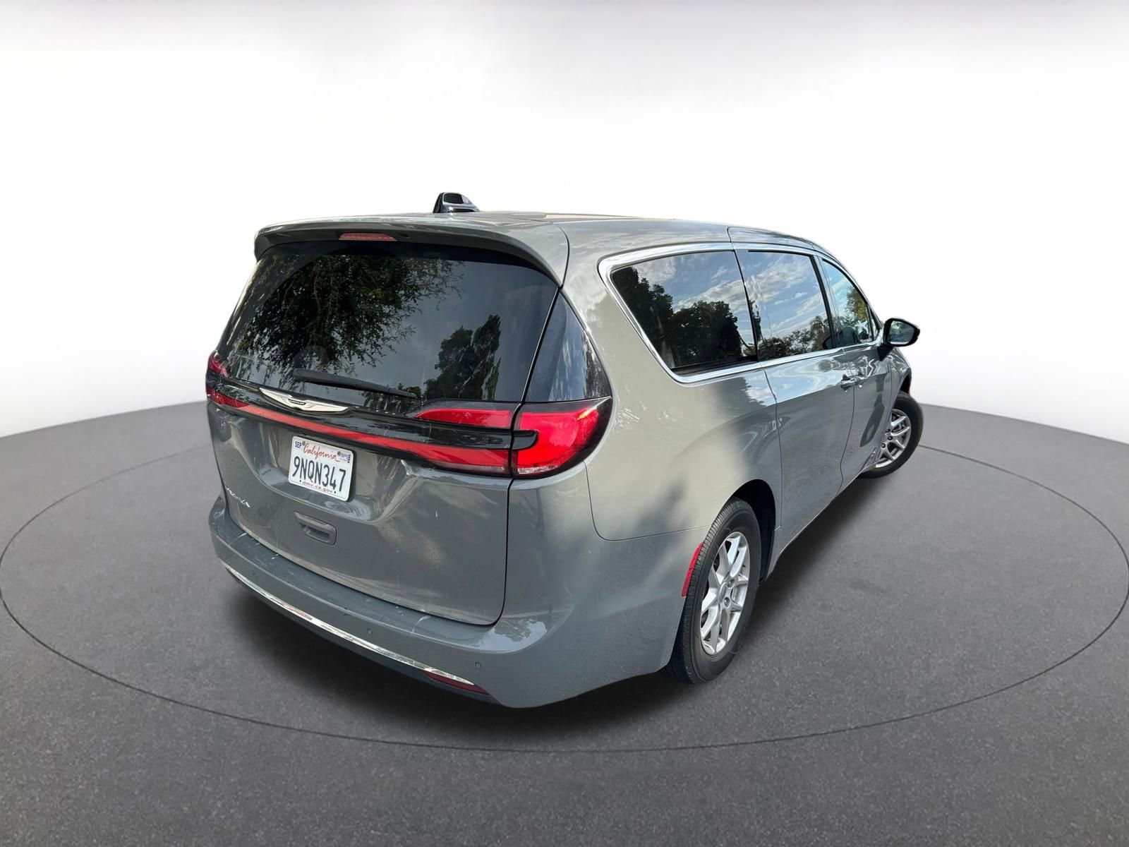 Thumbnail: 2025 Chrysler Pacifica - 8