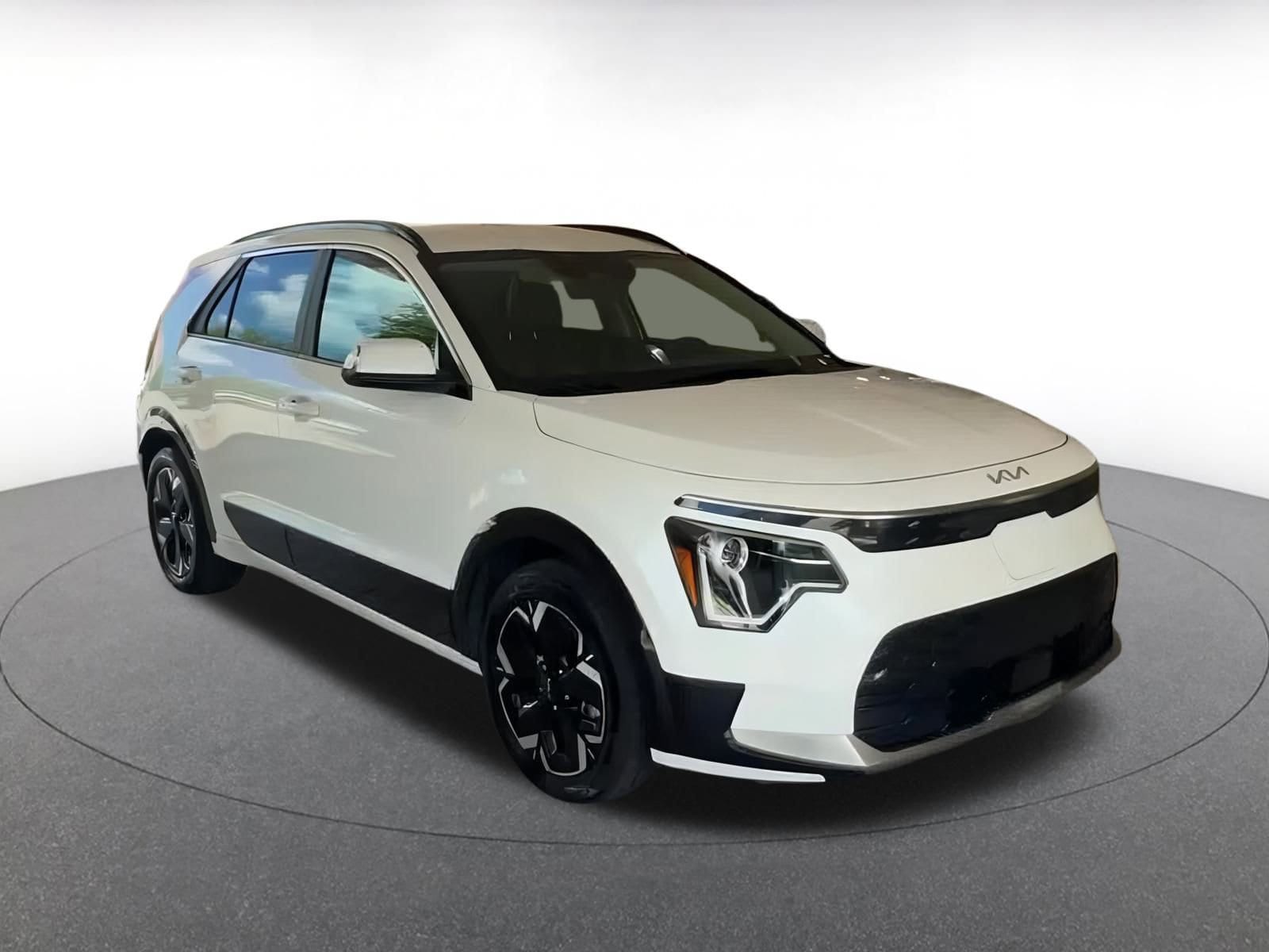 Thumbnail: 2023 Kia Niro - 3