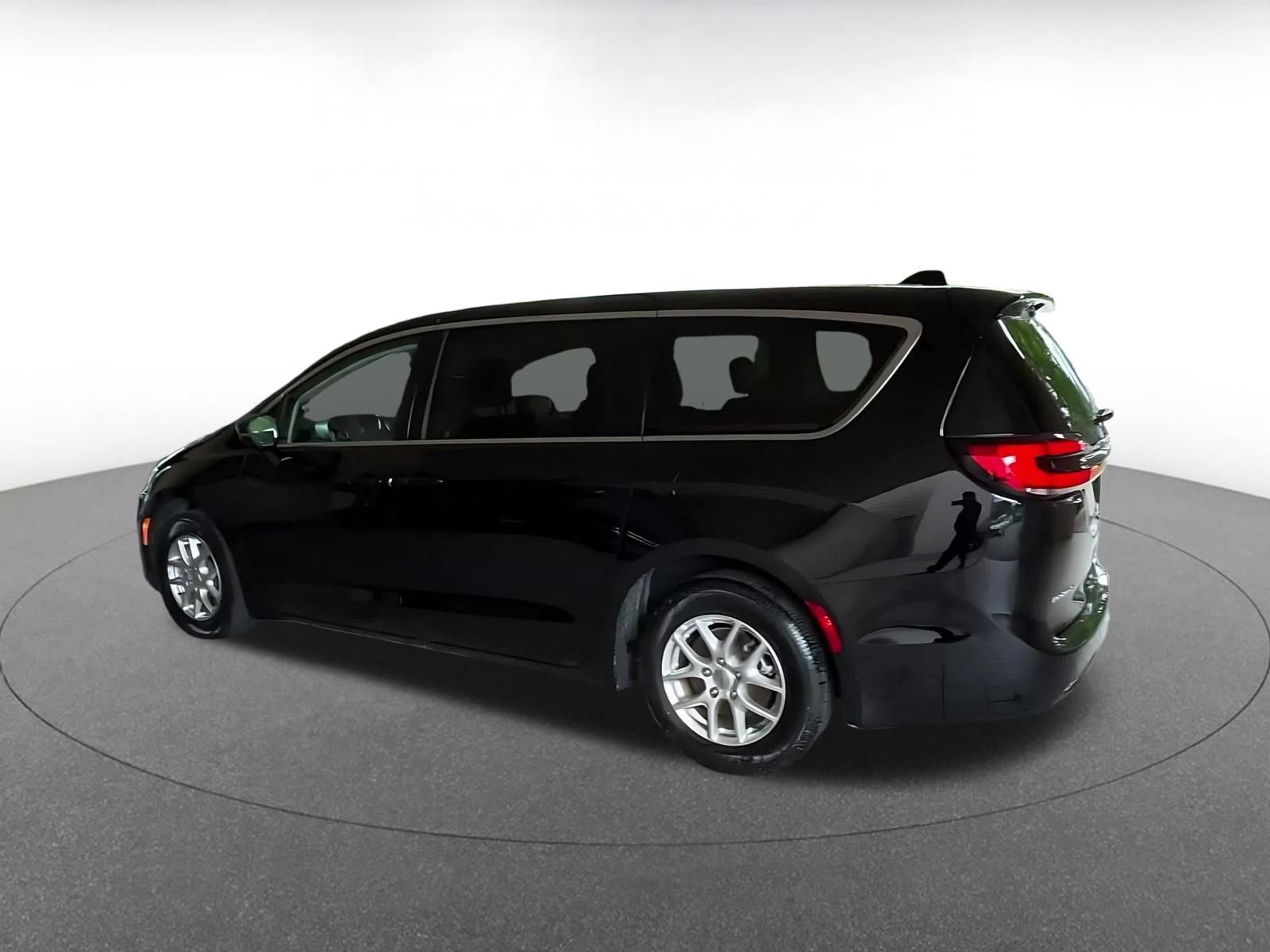 Thumbnail: 2024 Chrysler Pacifica - 9