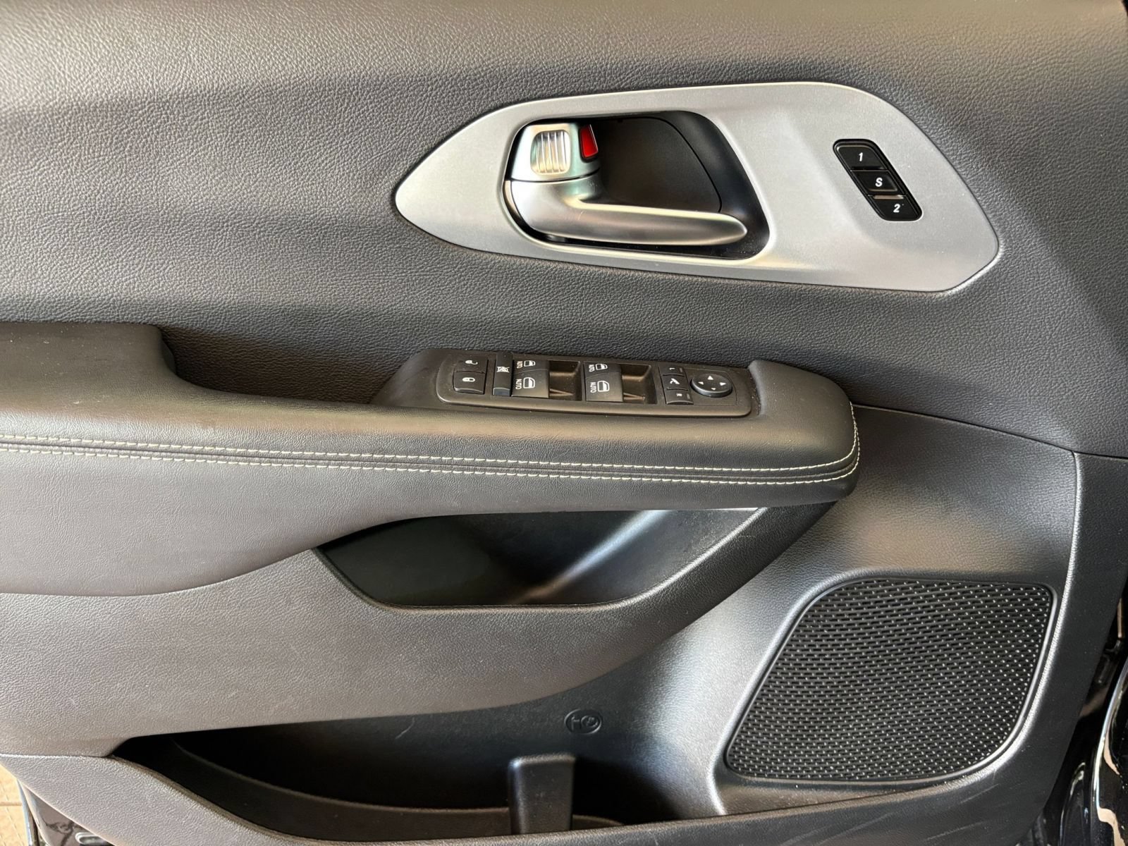 Thumbnail: 2025 Chrysler Pacifica - 19