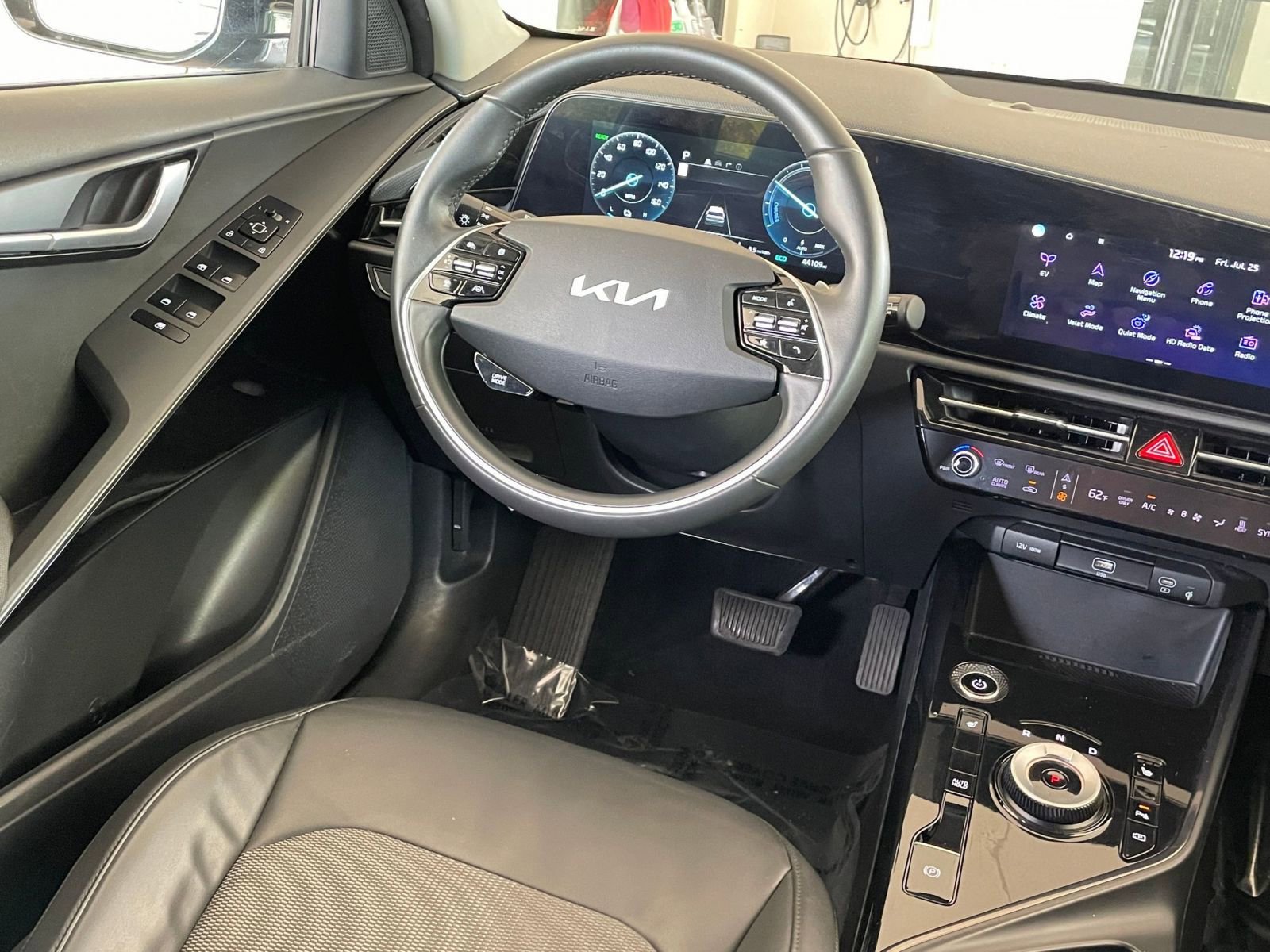 Thumbnail: 2023 Kia Niro - 35