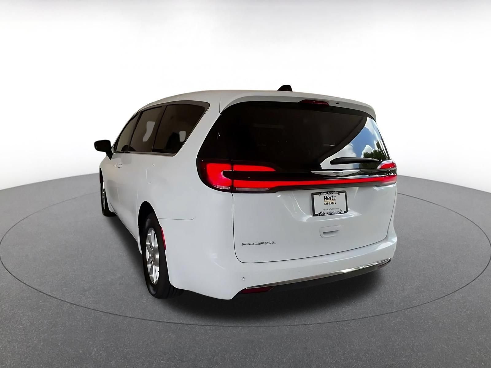 Thumbnail: 2025 Chrysler Pacifica - 10