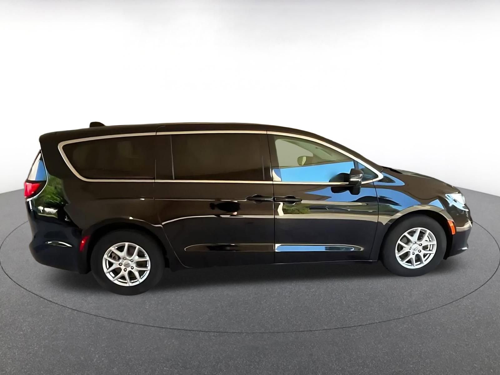 Thumbnail: 2024 Chrysler Pacifica - 16