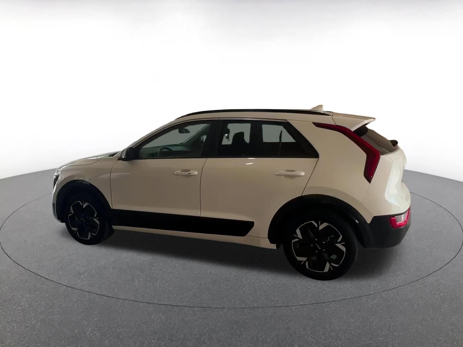 Thumbnail: 2023 Kia Niro - 10