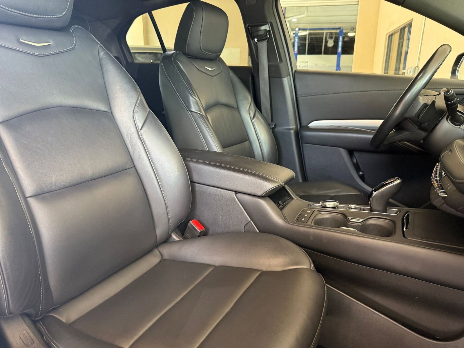 Thumbnail: 2023 Cadillac XT4 - 30
