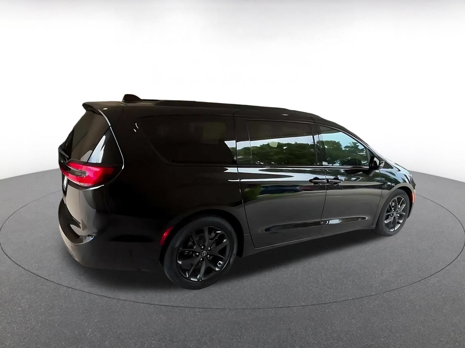 Thumbnail: 2025 Chrysler Pacifica - 12