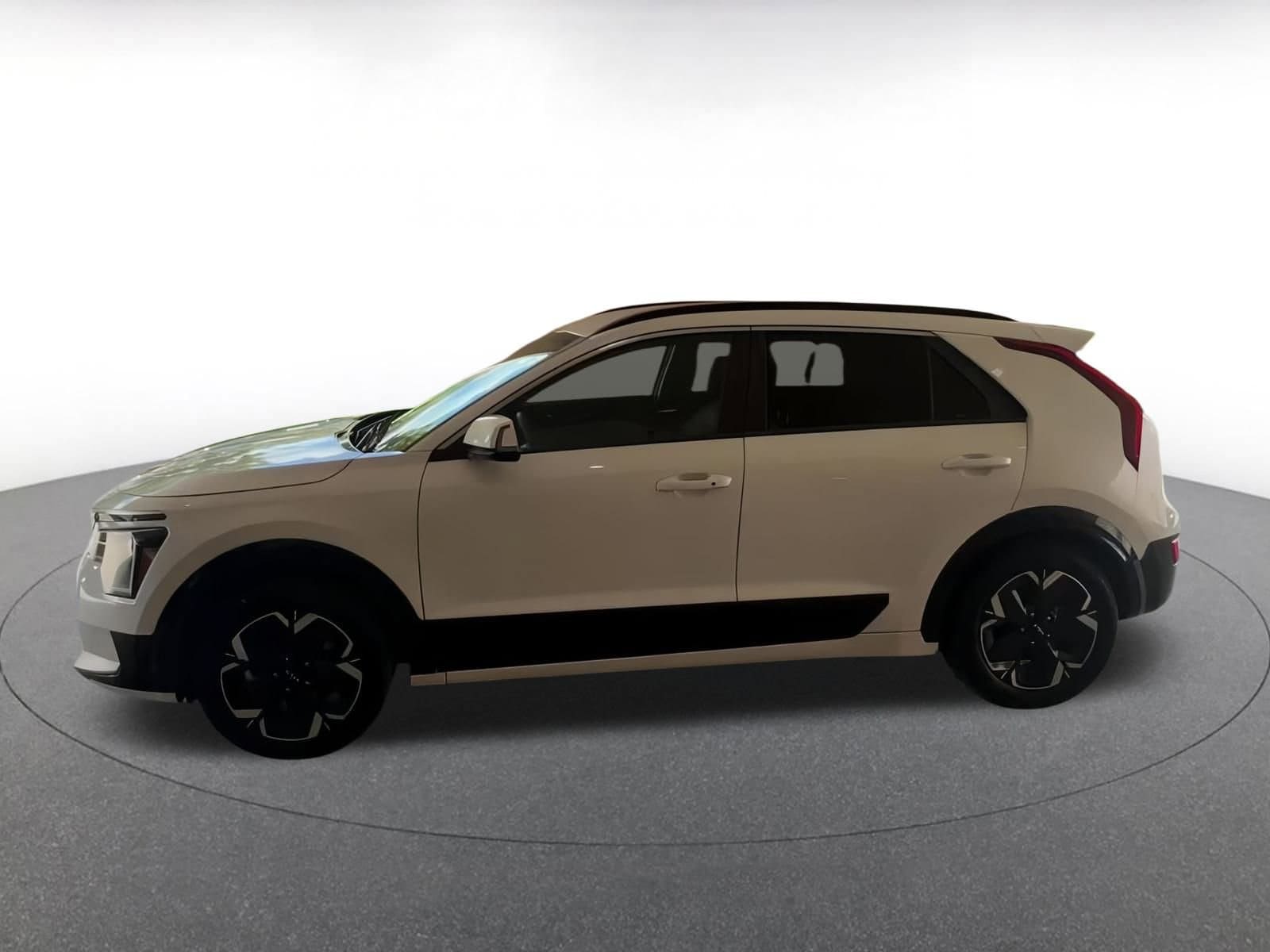 Thumbnail: 2023 Kia Niro - 9