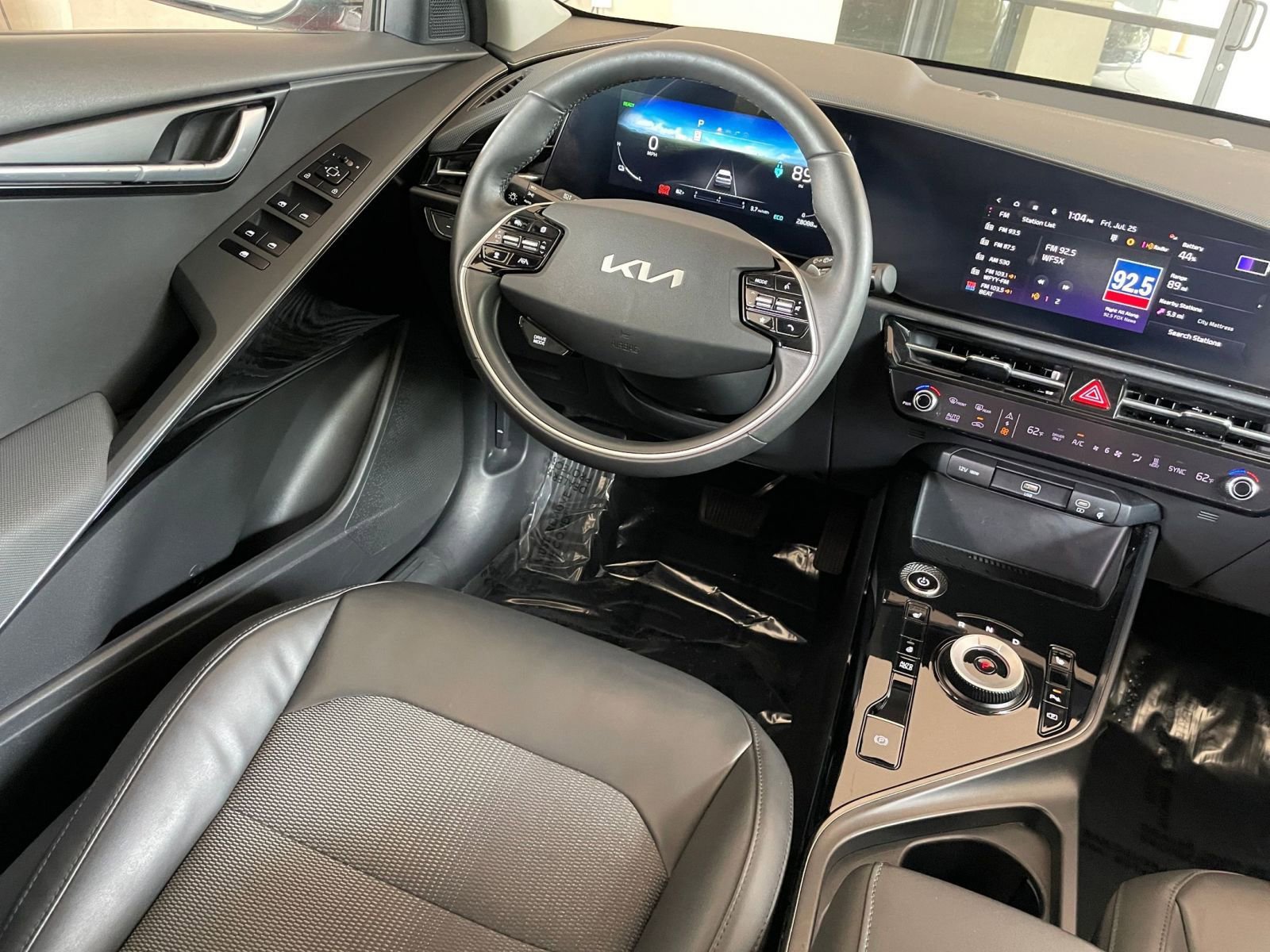 Thumbnail: 2023 Kia Niro - 35