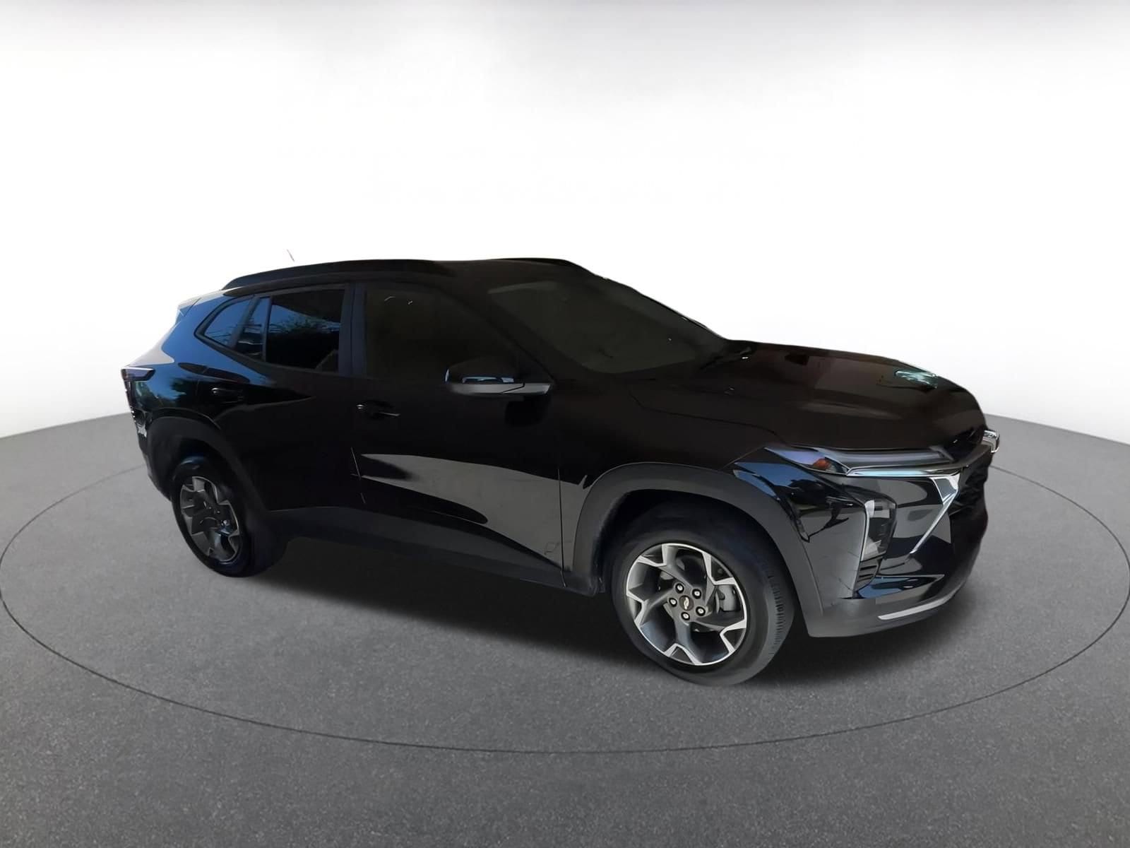 Thumbnail: 2025 Chevrolet Trax - 3