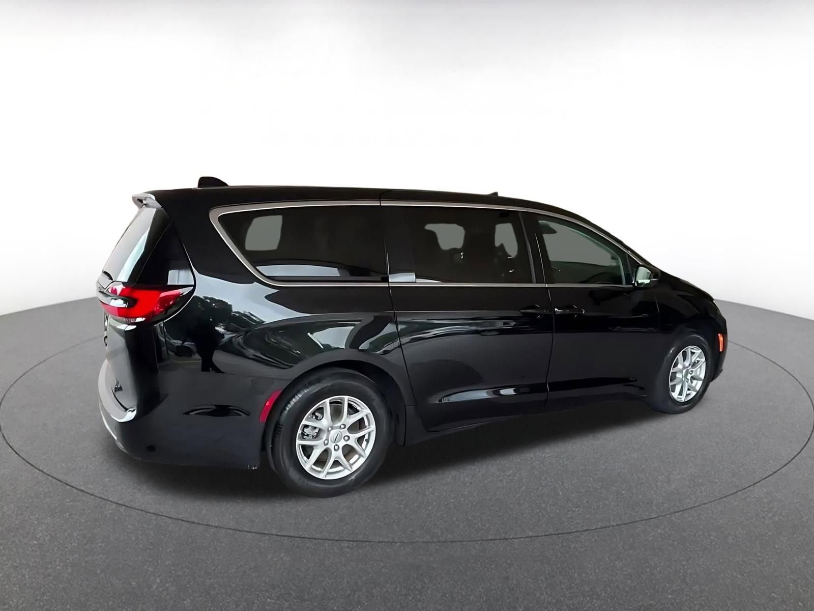 Thumbnail: 2024 Chrysler Pacifica - 15