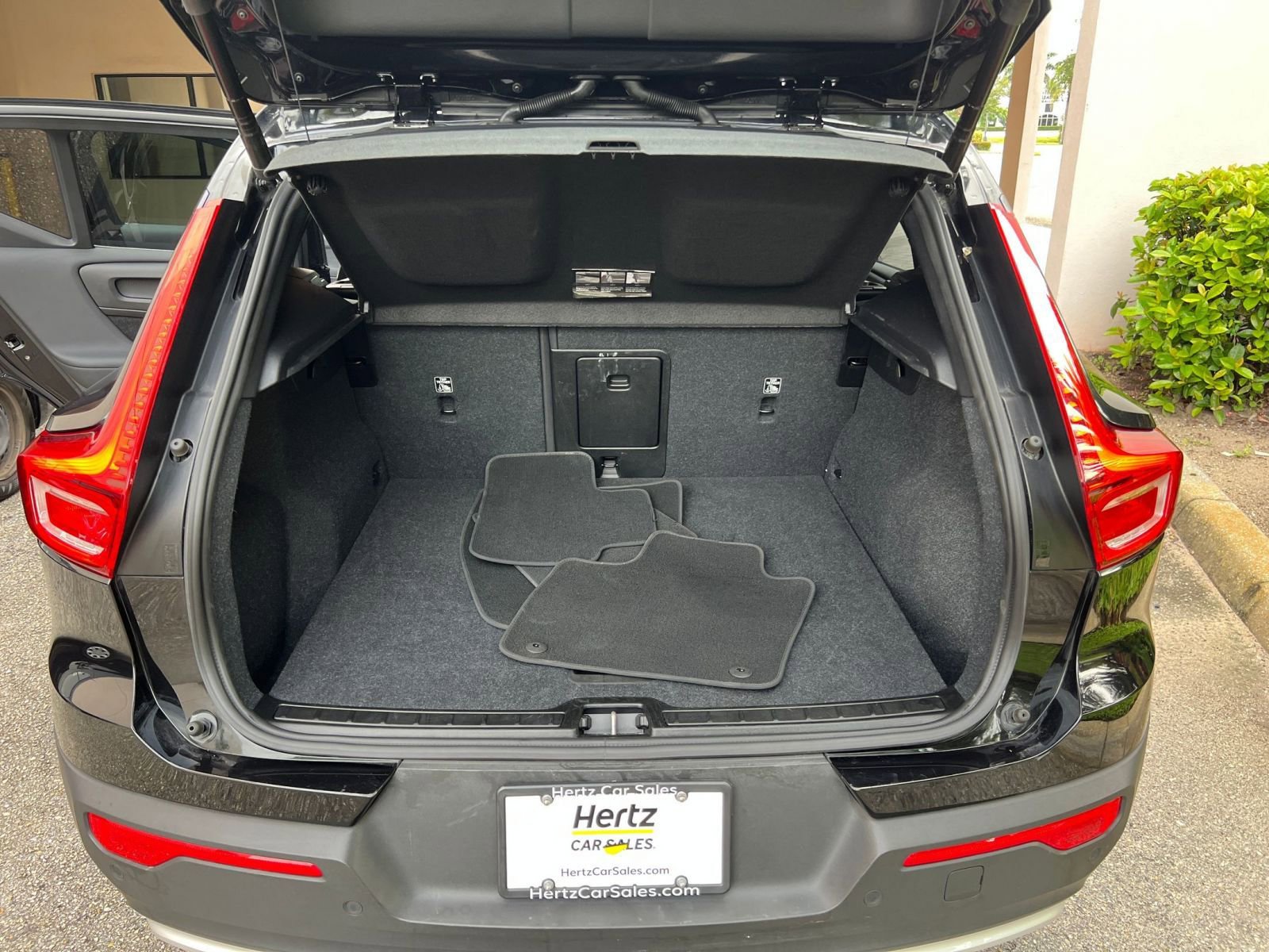 Thumbnail: 2024 Volvo XC40 - 24