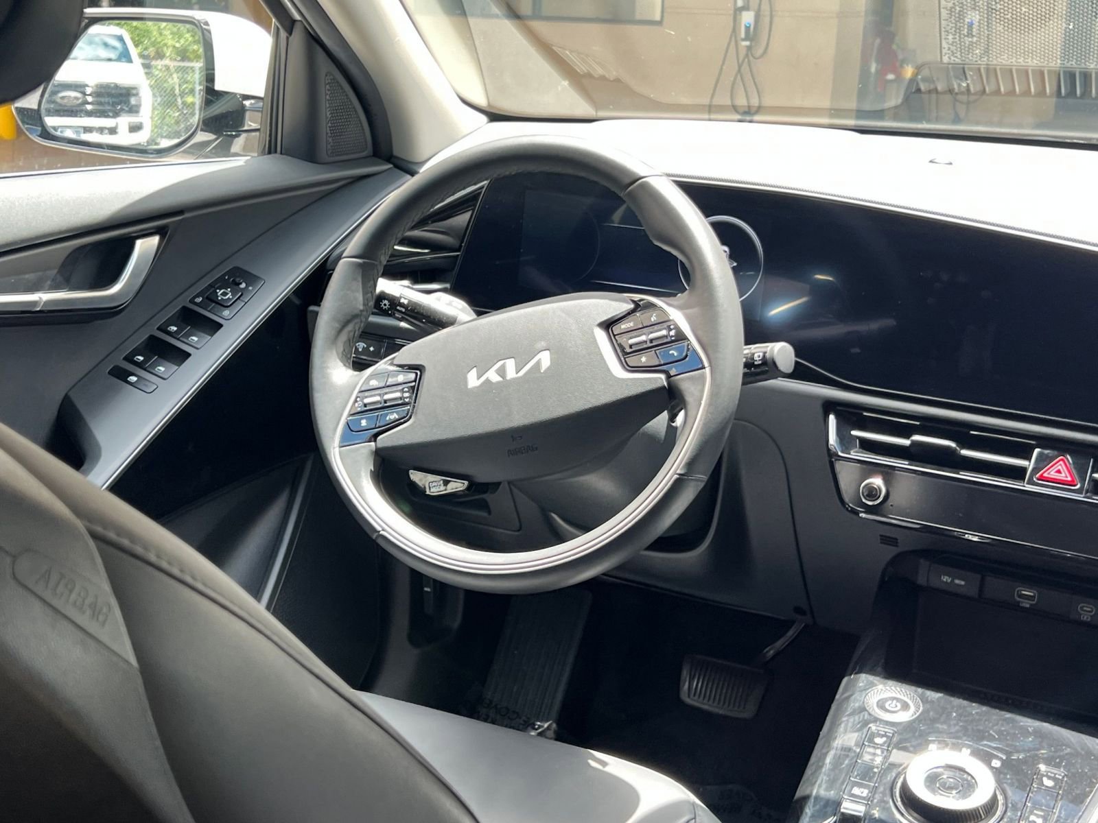 Thumbnail: 2023 Kia Niro - 31