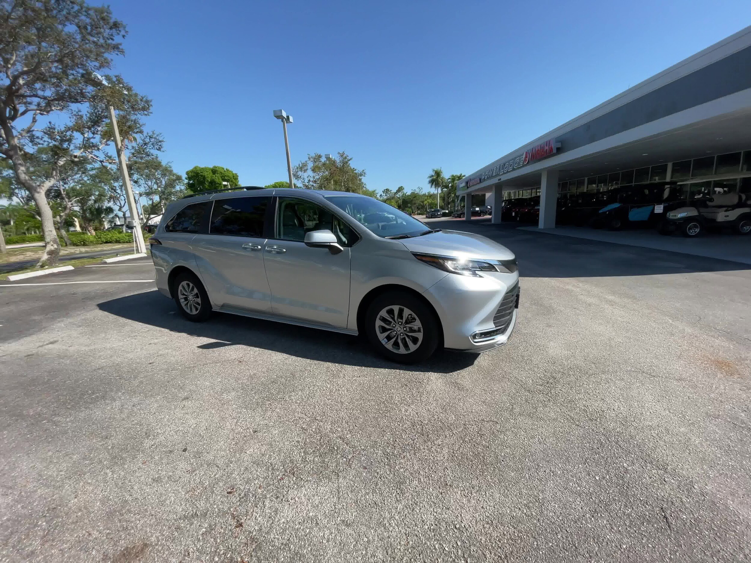 2023 Toyota Sienna XLE 2