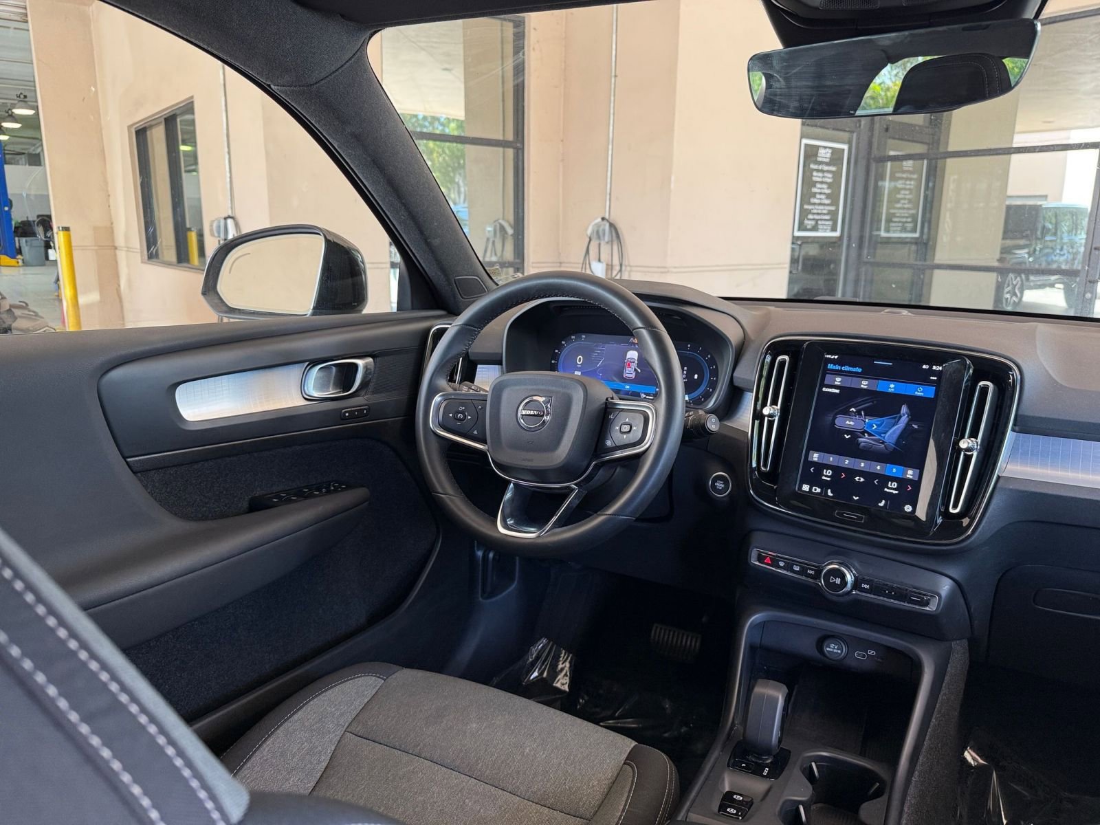 Thumbnail: 2024 Volvo XC40 - 28