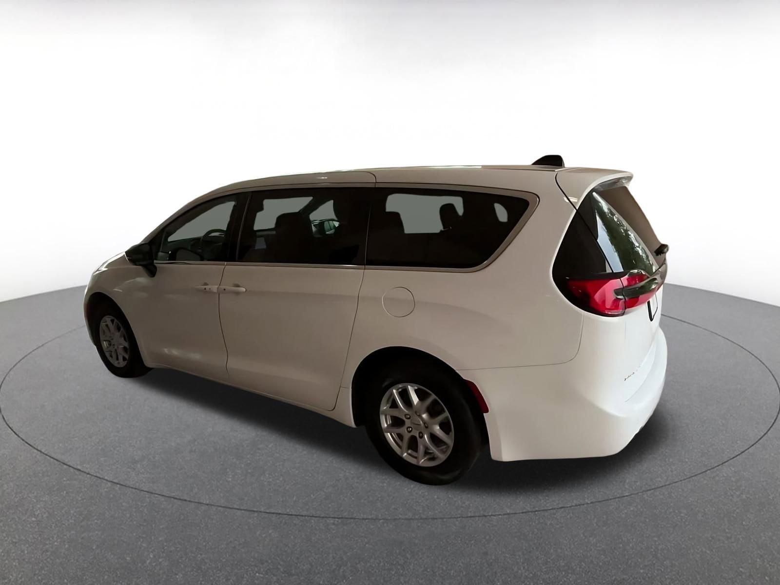 Thumbnail: 2025 Chrysler Pacifica - 10