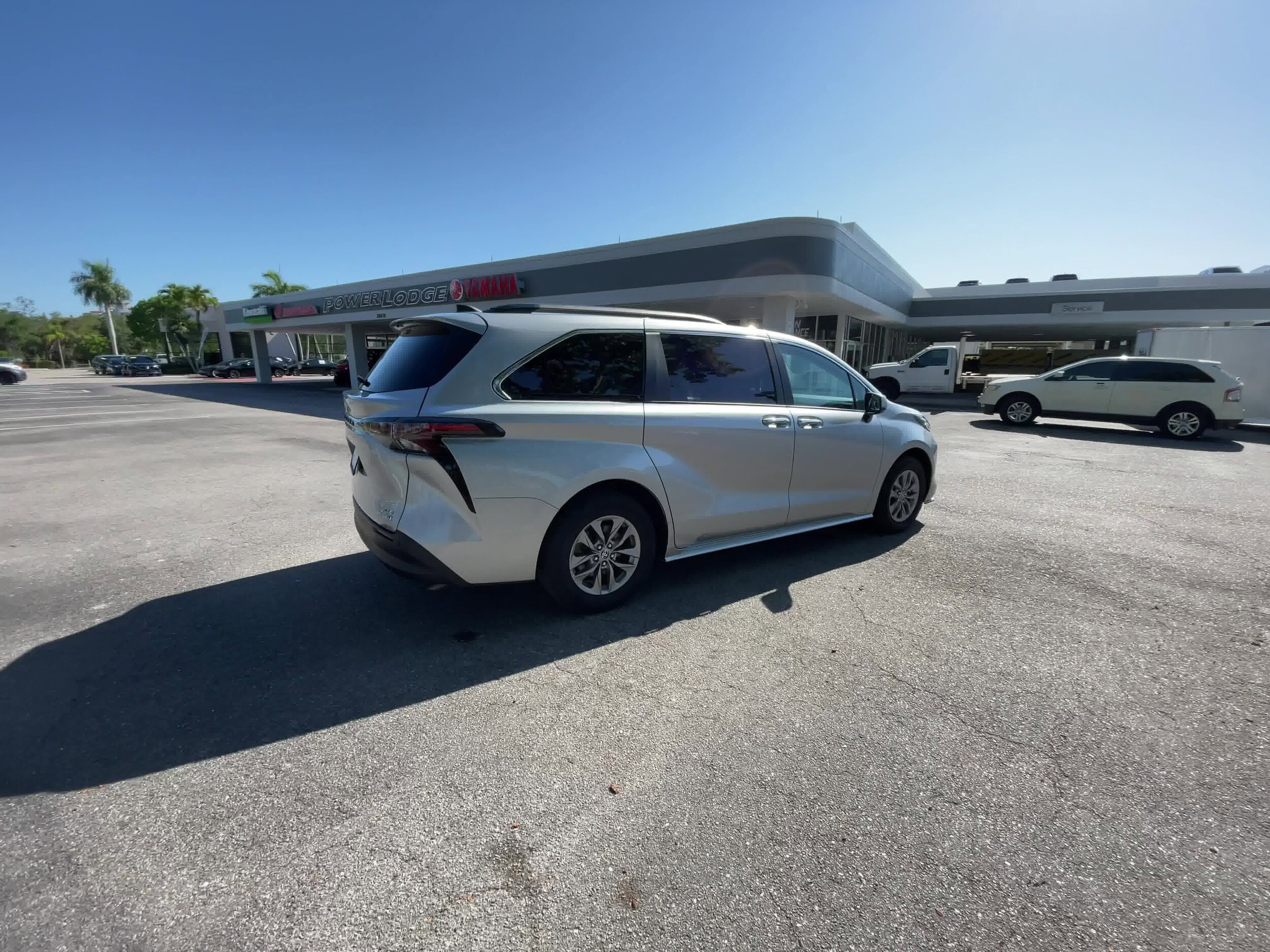 2023 Toyota Sienna XLE 12