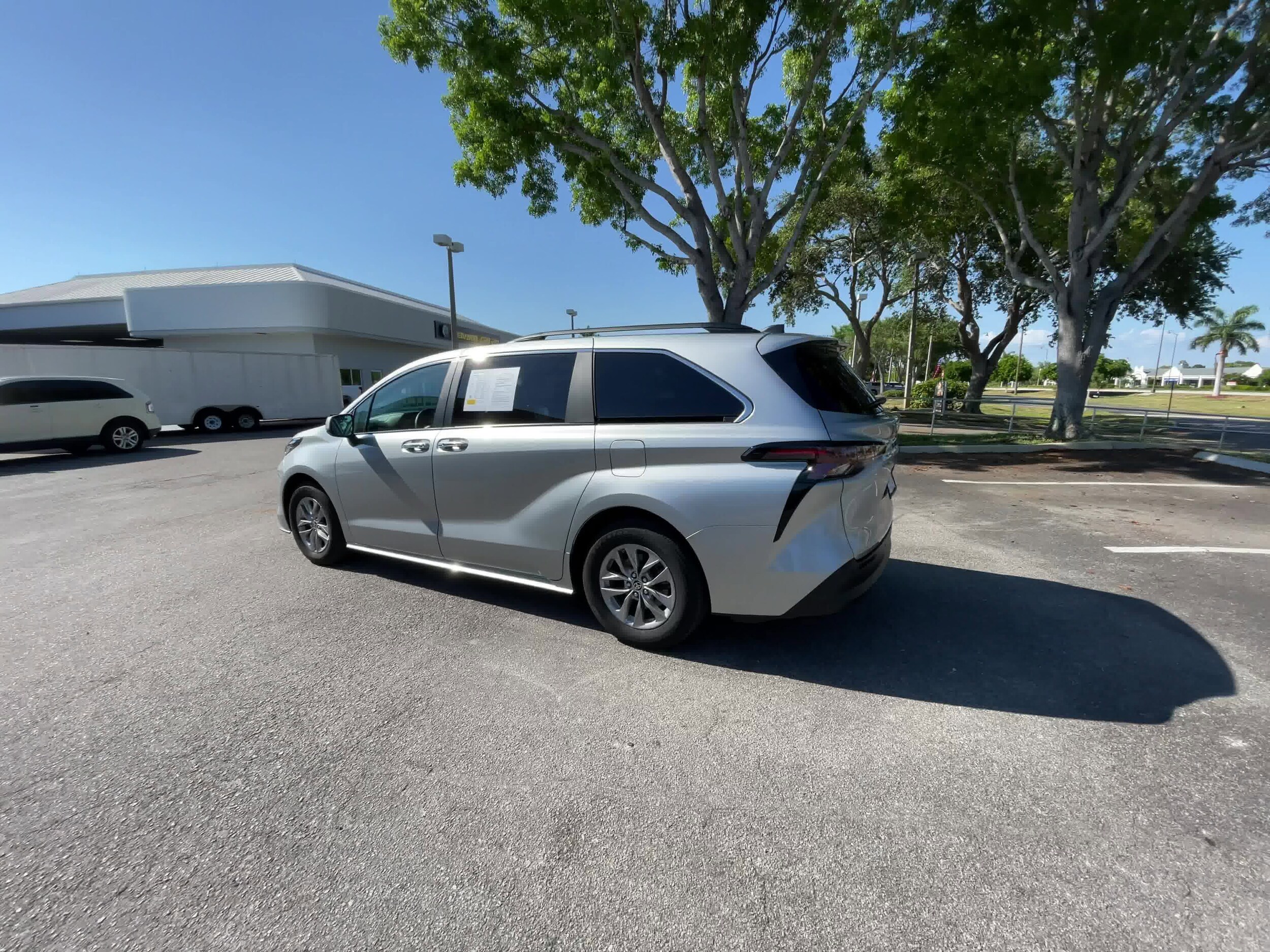 2023 Toyota Sienna XLE 8