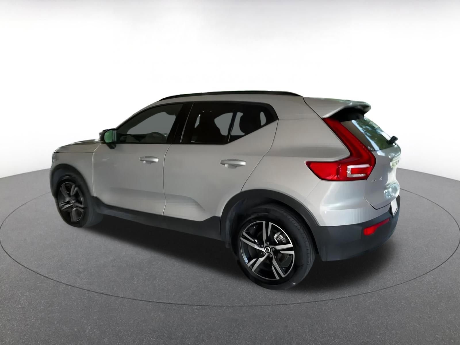 Thumbnail: 2024 Volvo XC40 - 10