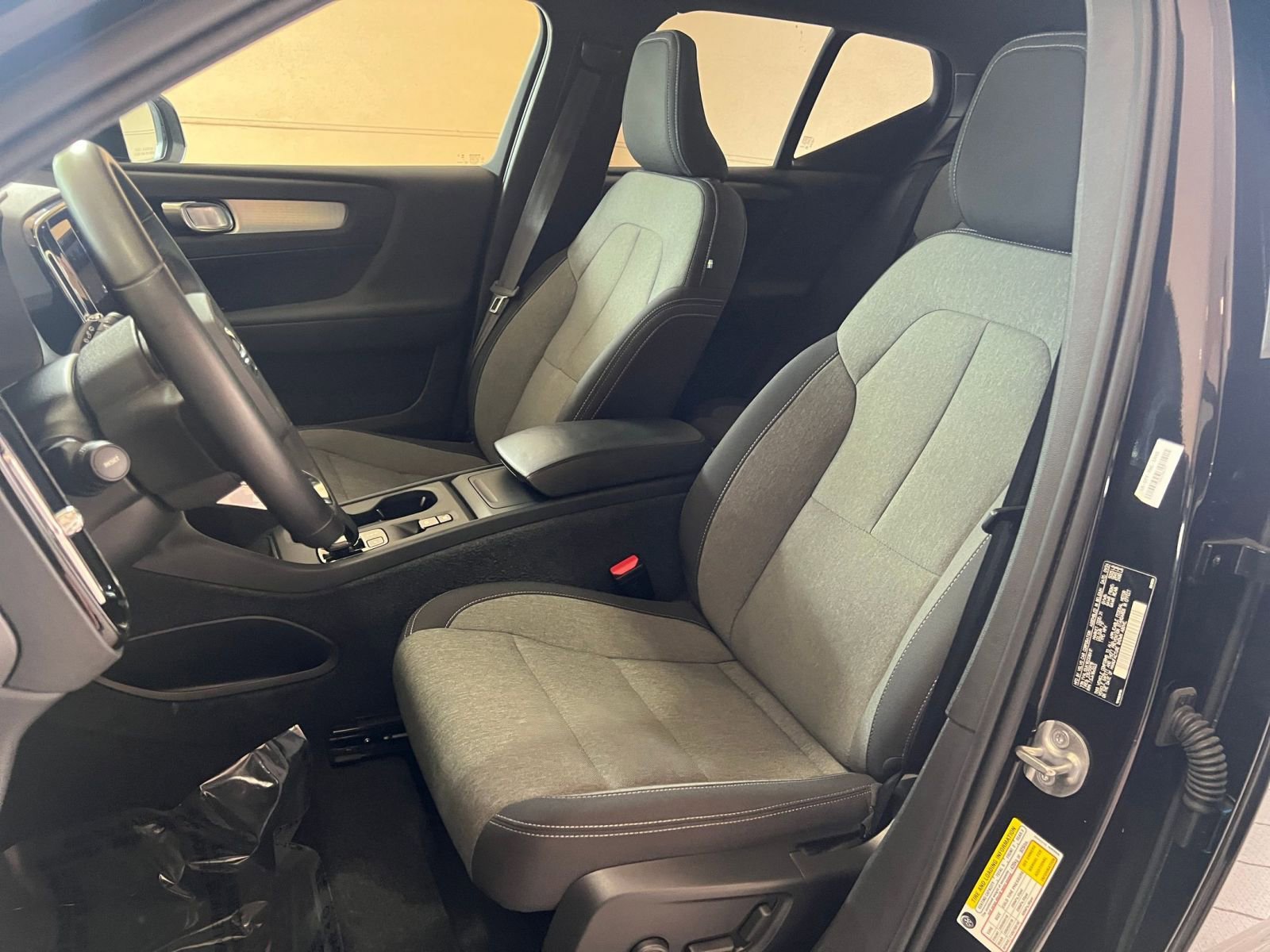 Thumbnail: 2024 Volvo XC40 - 21