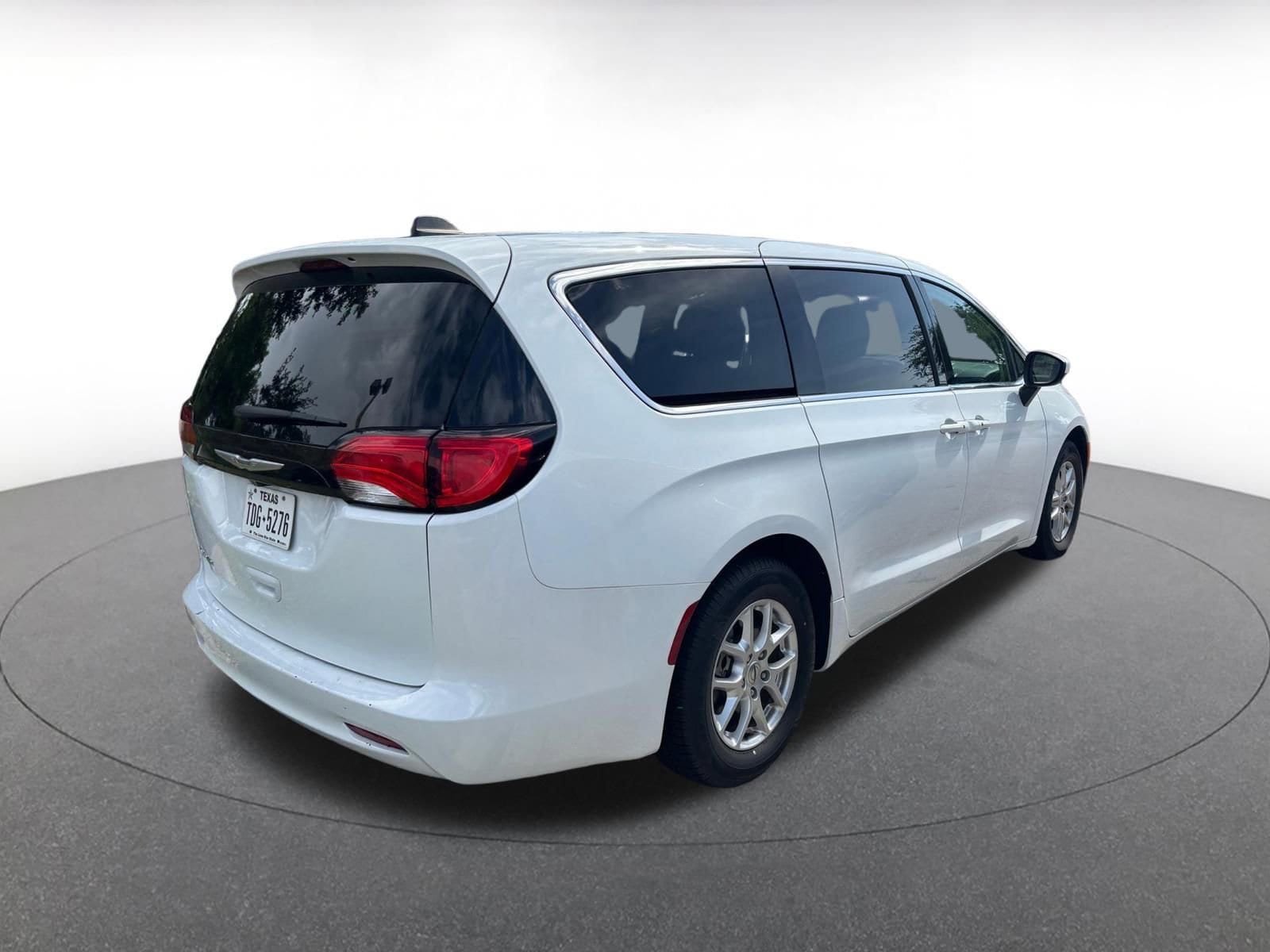 Thumbnail: 2023 Chrysler Voyager - 8