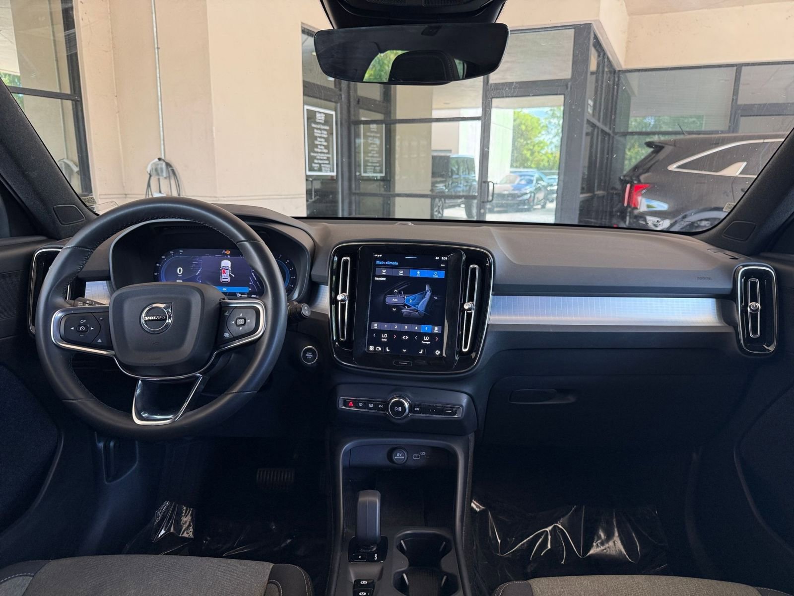 Thumbnail: 2024 Volvo XC40 - 27