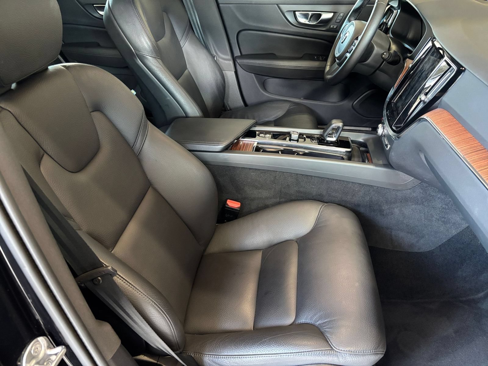 Thumbnail: 2025 Volvo S60 - 32