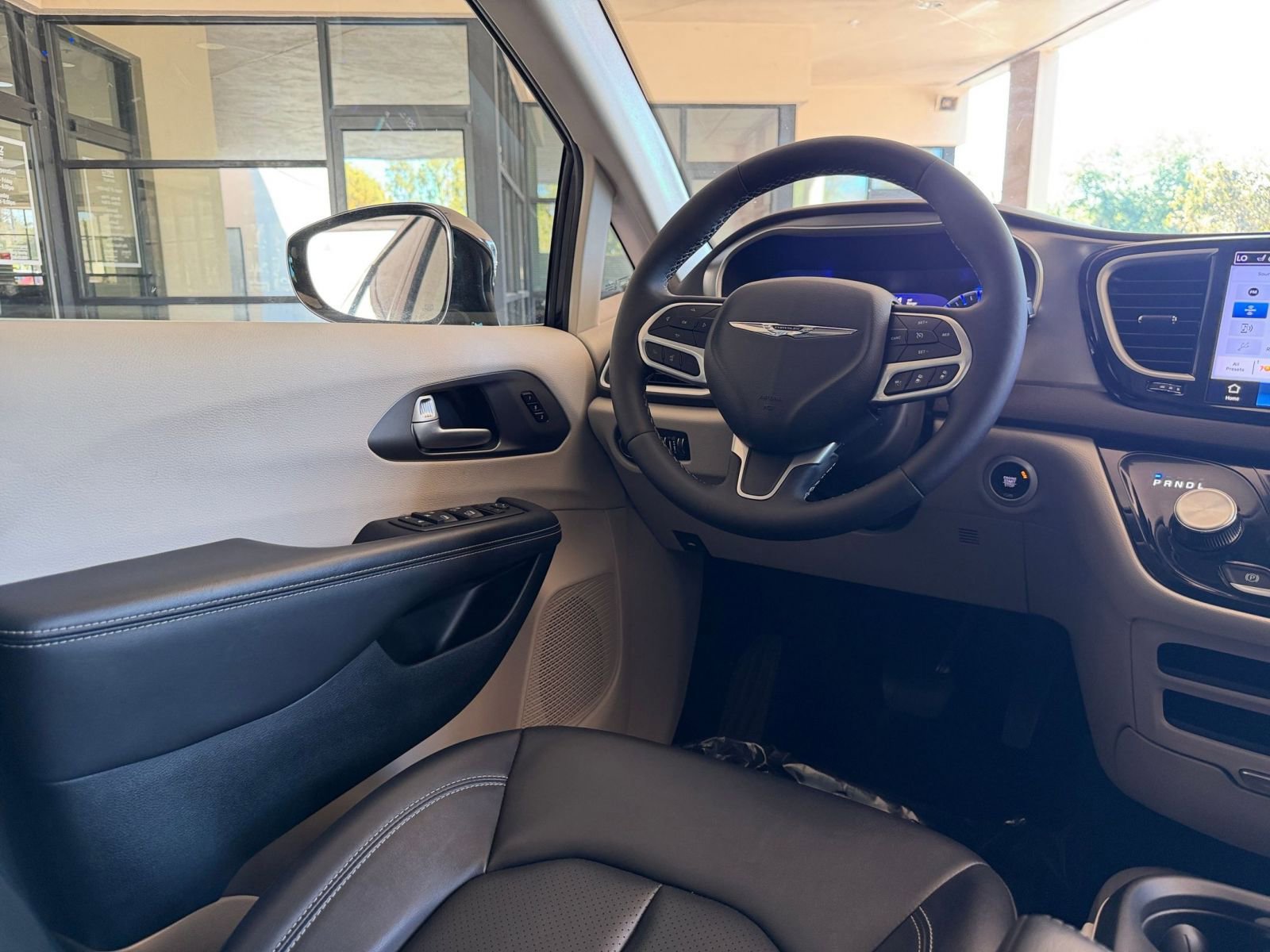 Thumbnail: 2024 Chrysler Pacifica - 32