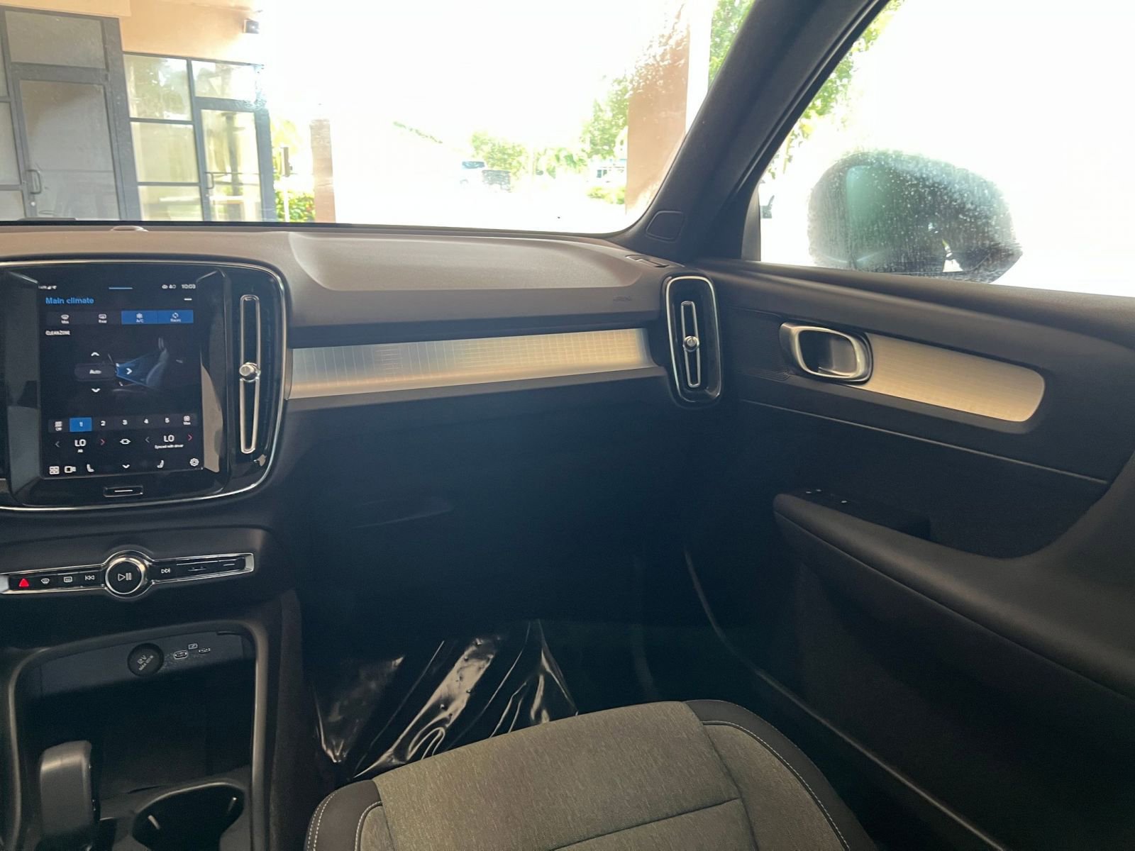 Thumbnail: 2024 Volvo XC40 - 29