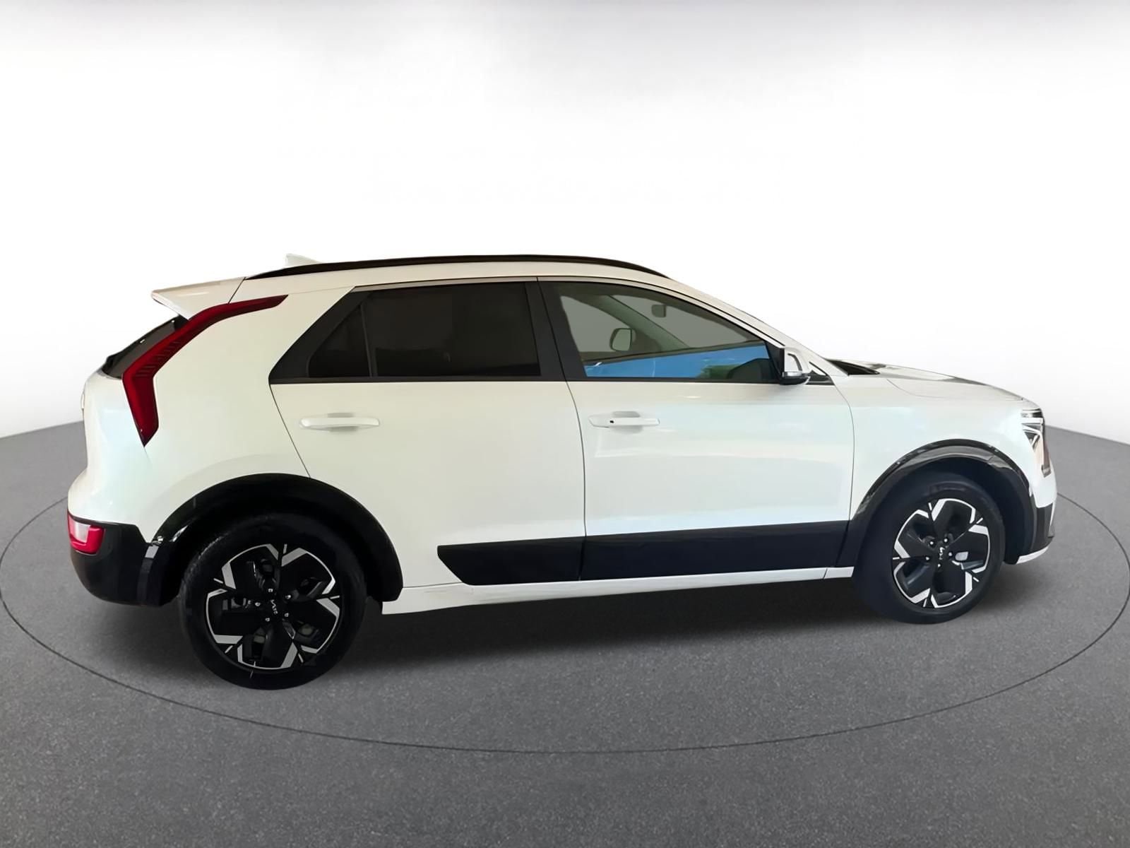 Thumbnail: 2023 Kia Niro - 16