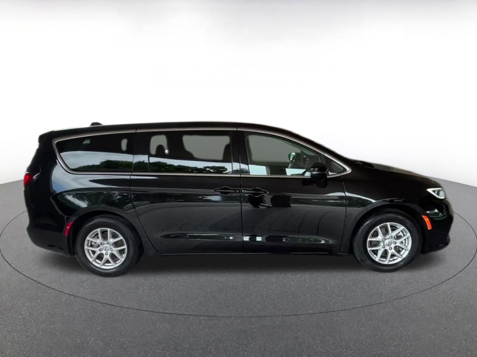 Thumbnail: 2024 Chrysler Pacifica - 16