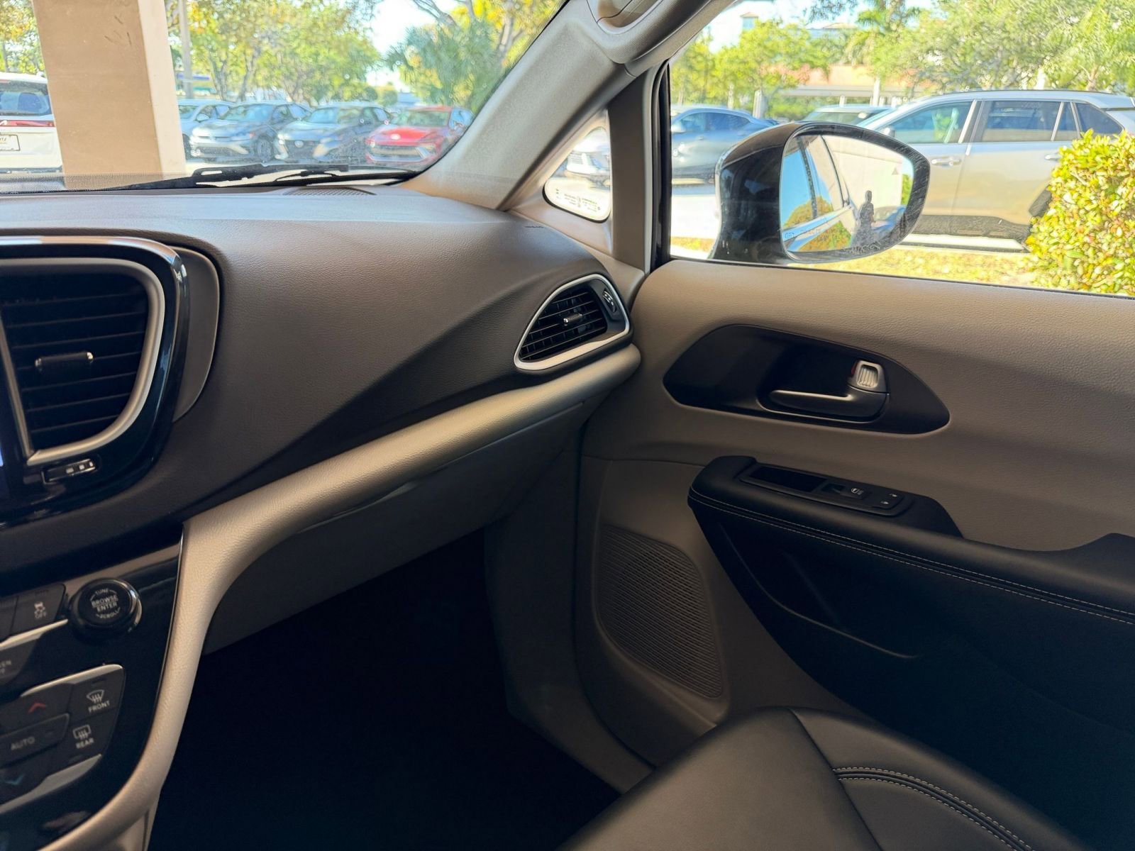 Thumbnail: 2024 Chrysler Pacifica - 33