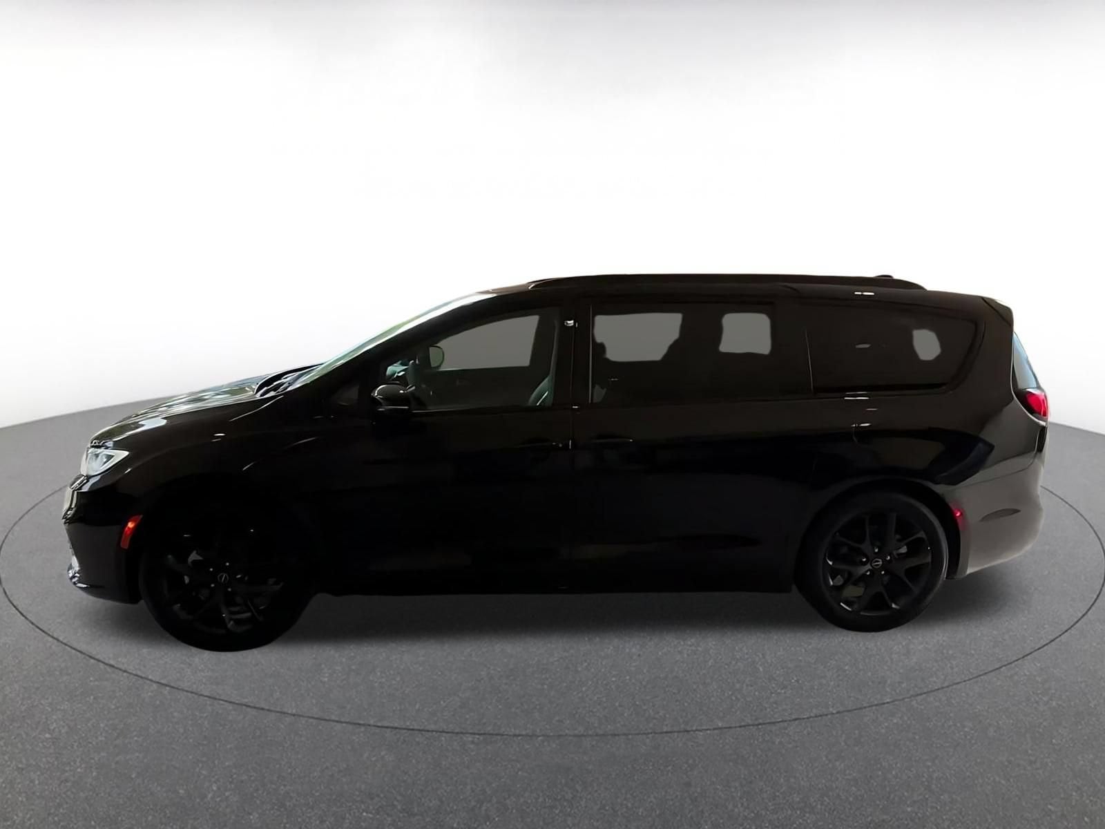 Thumbnail: 2025 Chrysler Pacifica - 8