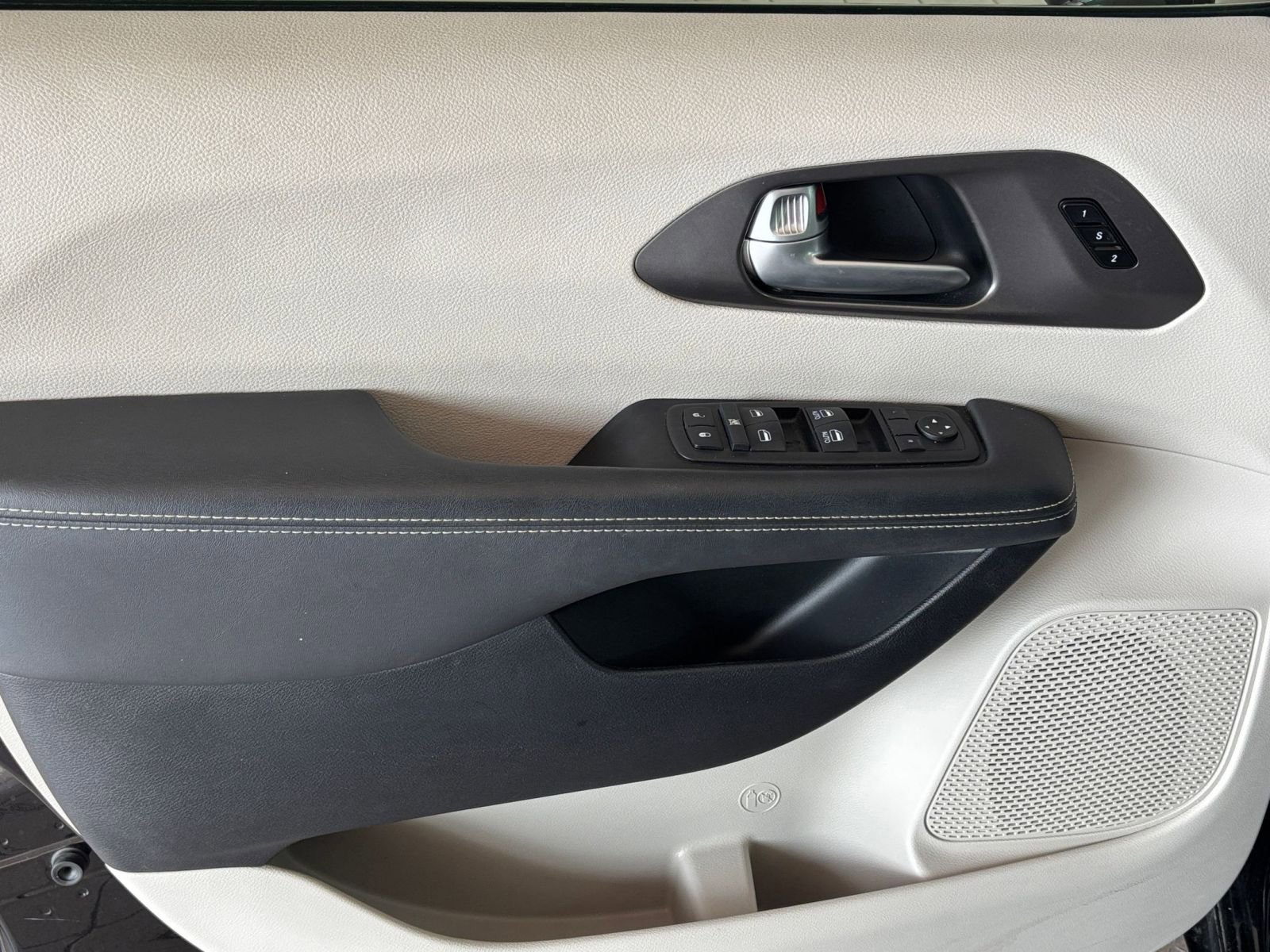 Thumbnail: 2024 Chrysler Pacifica - 18