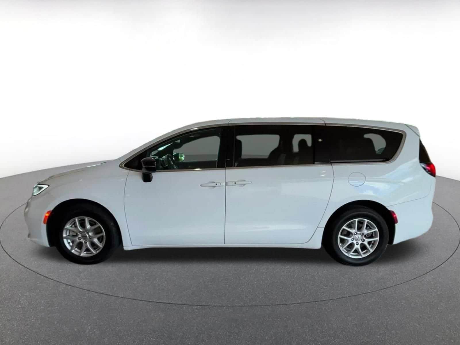 Thumbnail: 2025 Chrysler Pacifica - 8